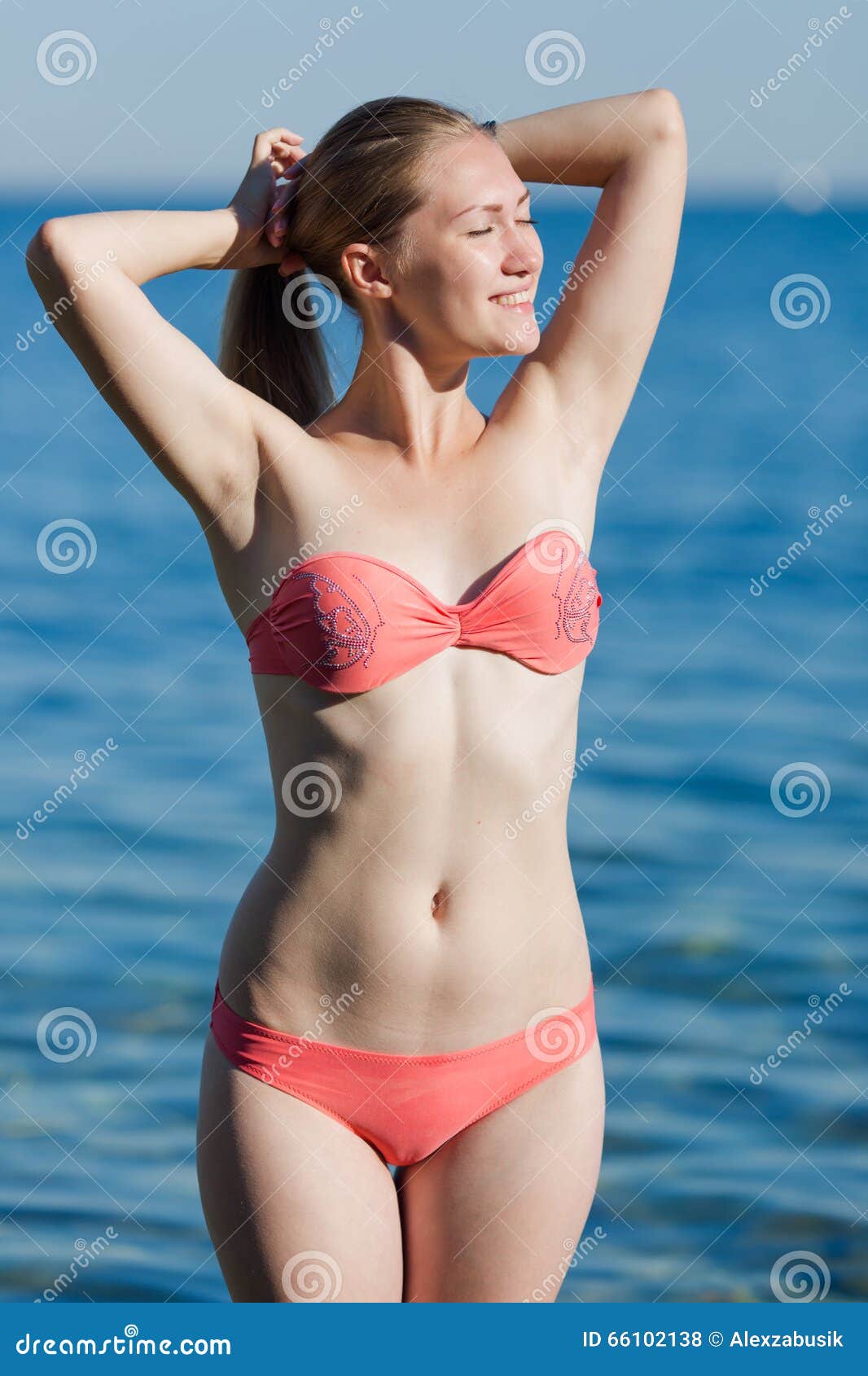 tapijt magnetron Sporten Young Woman Pink Bikini Girl Sea Adjusting Her Hairstyle Stock Photos -  Free & Royalty-Free Stock Photos from Dreamstime