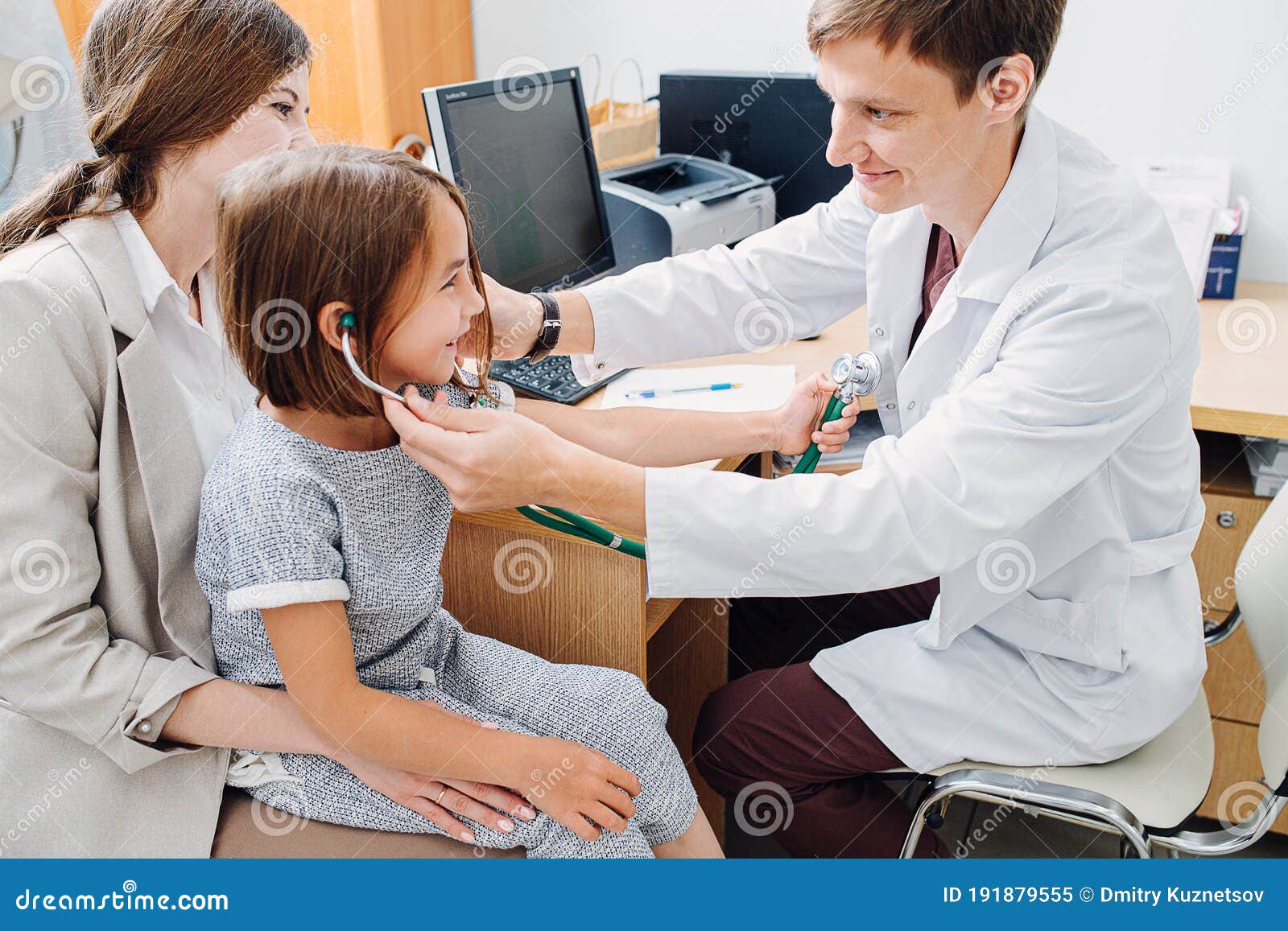 Exam doctor. Children Doctor examination девочек. Children Doctor examination девочек 12 лет. Children Doctor examination девочек гинеколог. Медосмотр девочек стетоскопом.