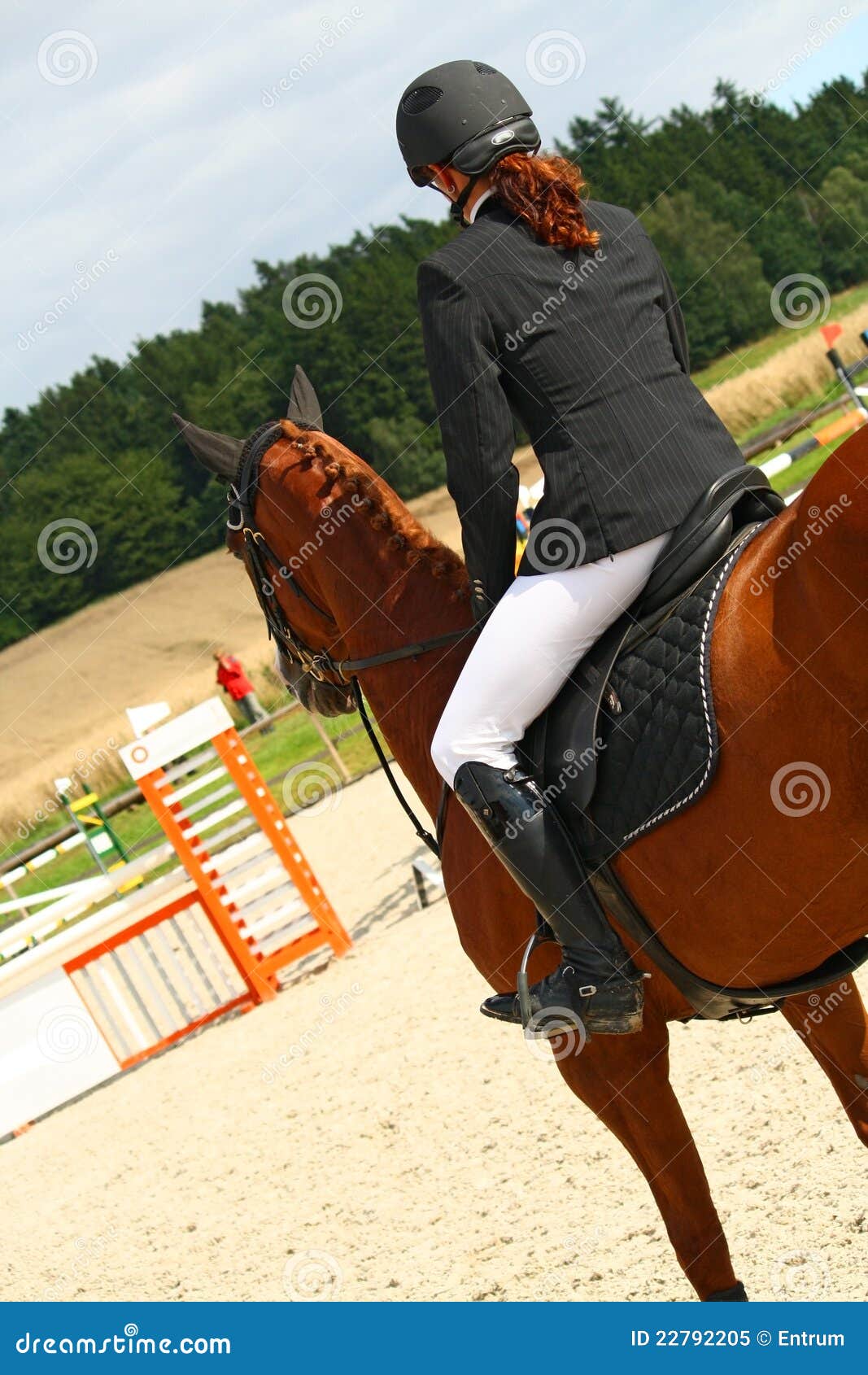 Full Length Shot Young Female Rider Jumping Hurdle Her Horse fotos, imagens  de © PeopleImages.com #585006420