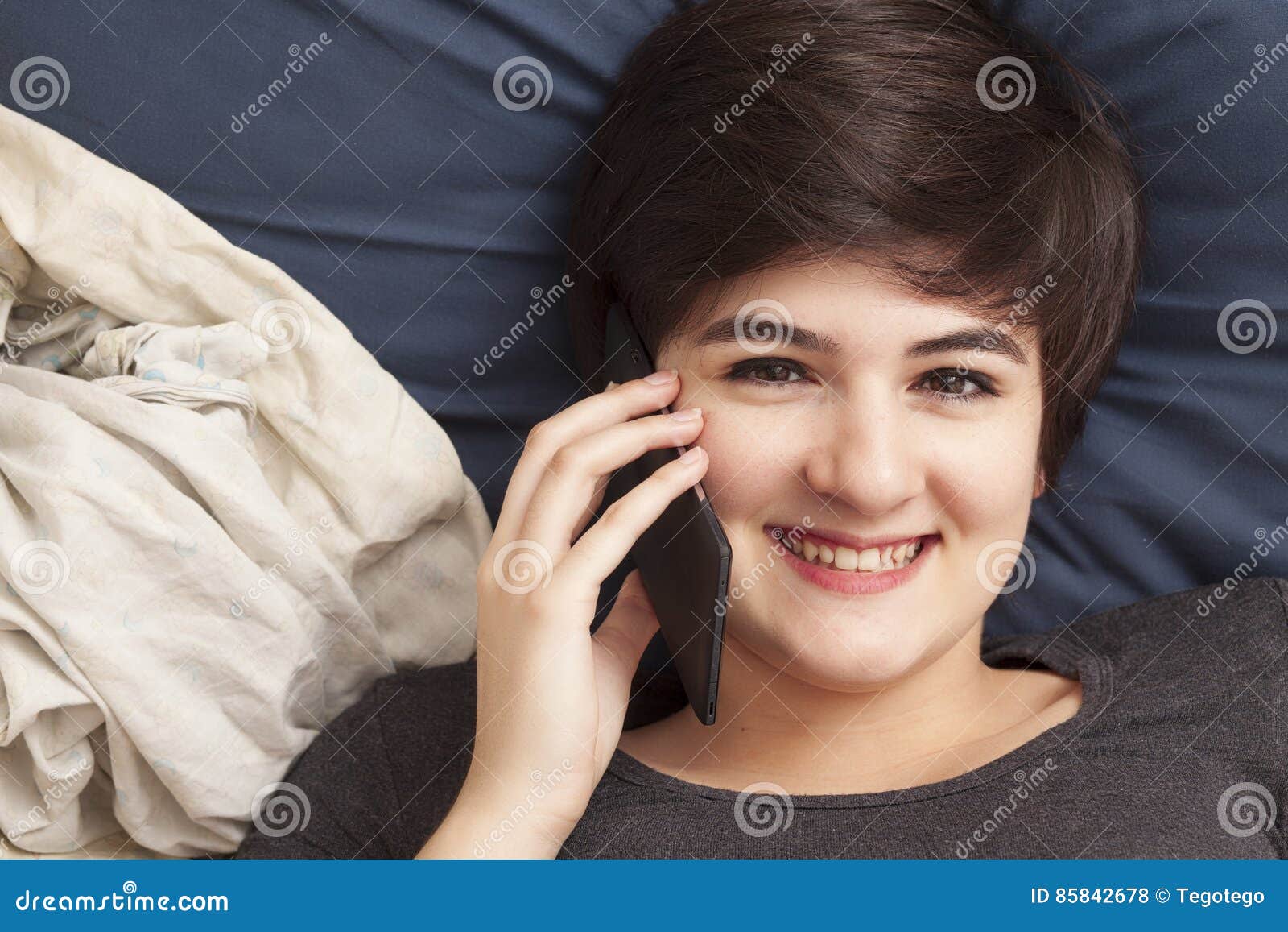 girl with smart phone