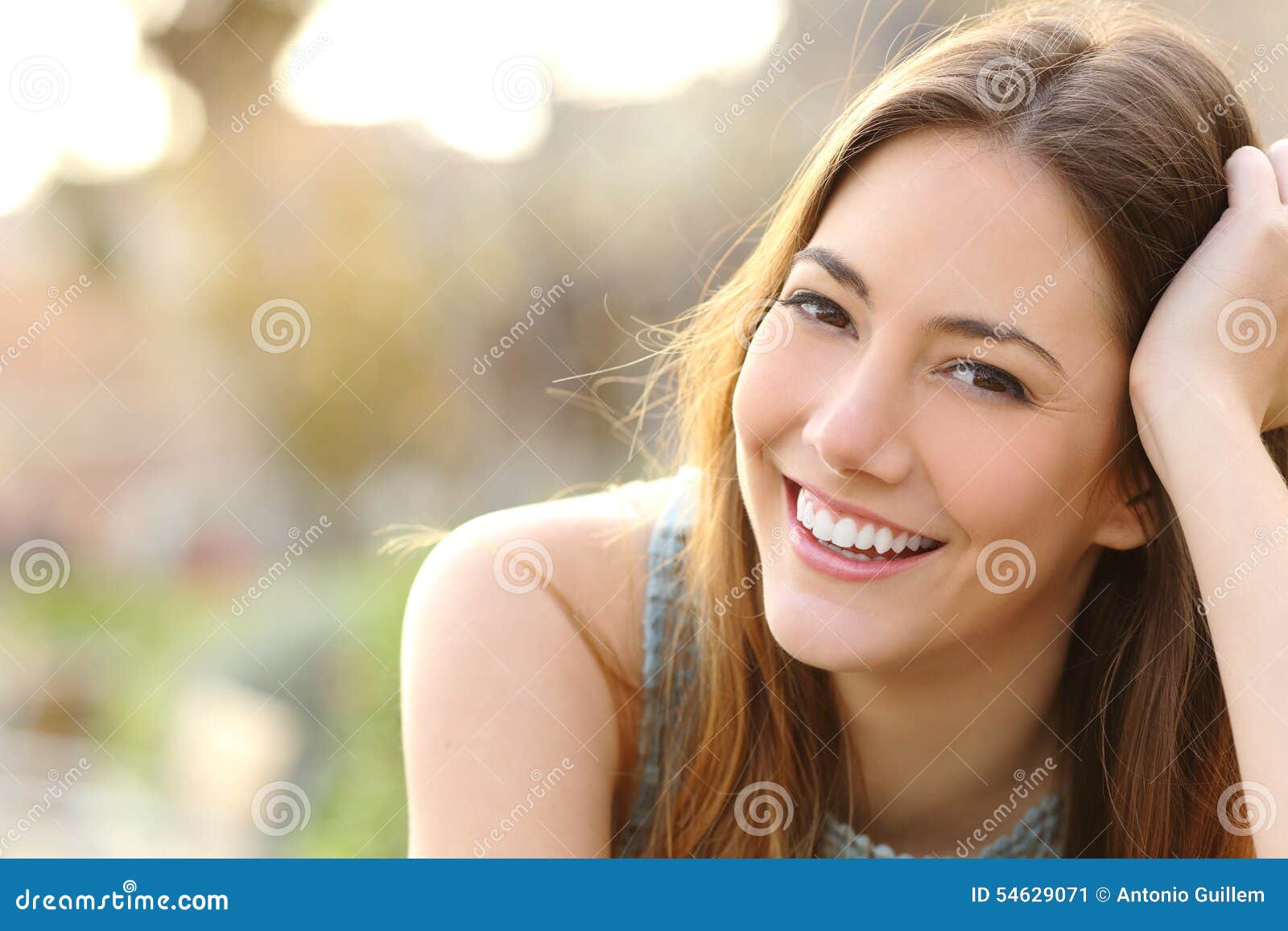 girl smiling with perfect smile and white teeth