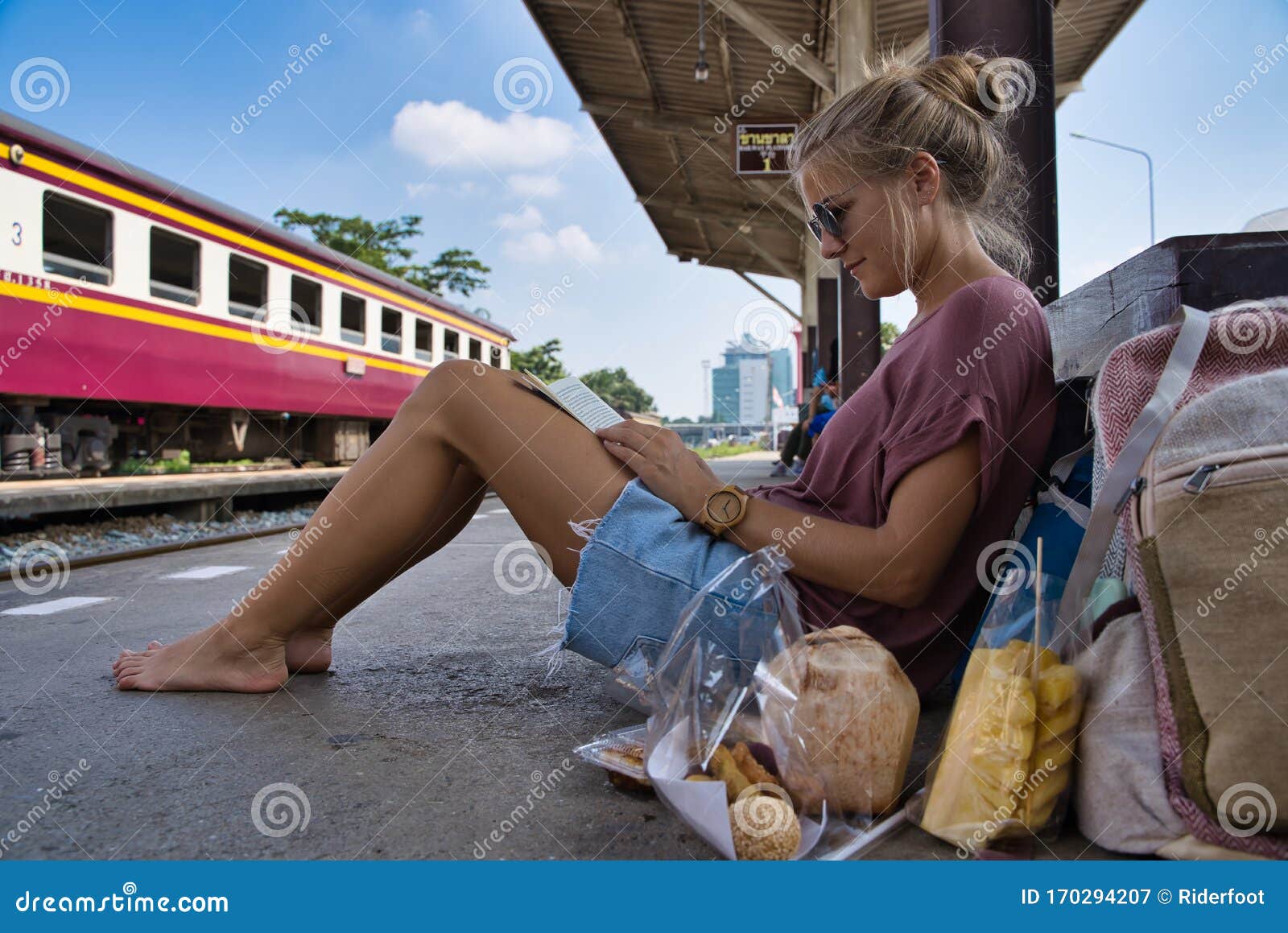 https://thumbs.dreamstime.com/z/girl-sunglasses-summer-clothes-sitting-train-station-reading-book-profile-blonde-surrounded-luggage-food-170294207.jpg