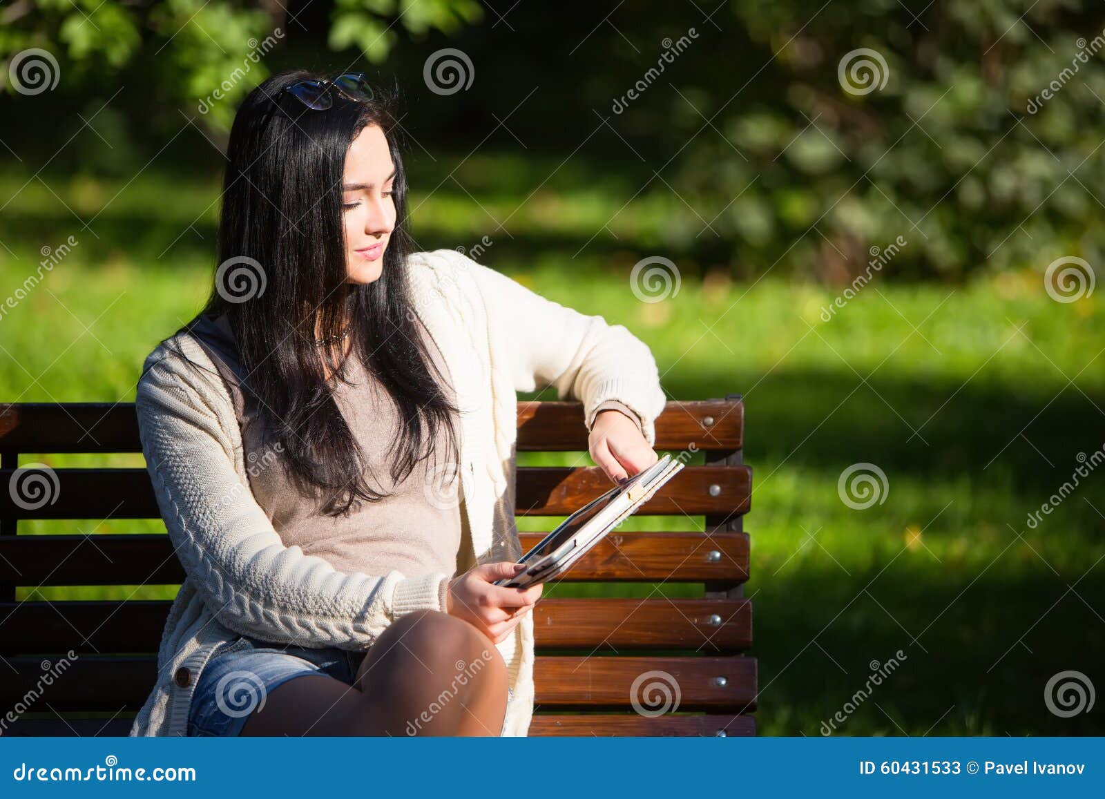 Группа сентябрь женщина курит на лавочке. Девушка сидит с планшетом. Женщина в джинсах сидит на лавке. Женщина курит на лавочке маслом. Женщина с молочным коктейлем на лавочке.