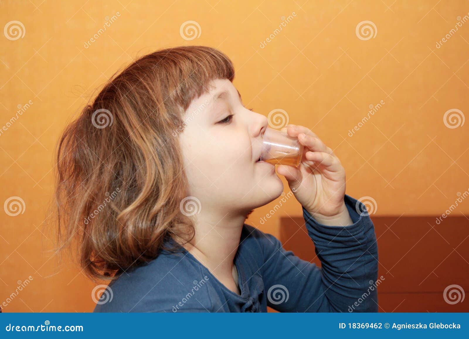 маленькая девочка пьет сперму фото 84