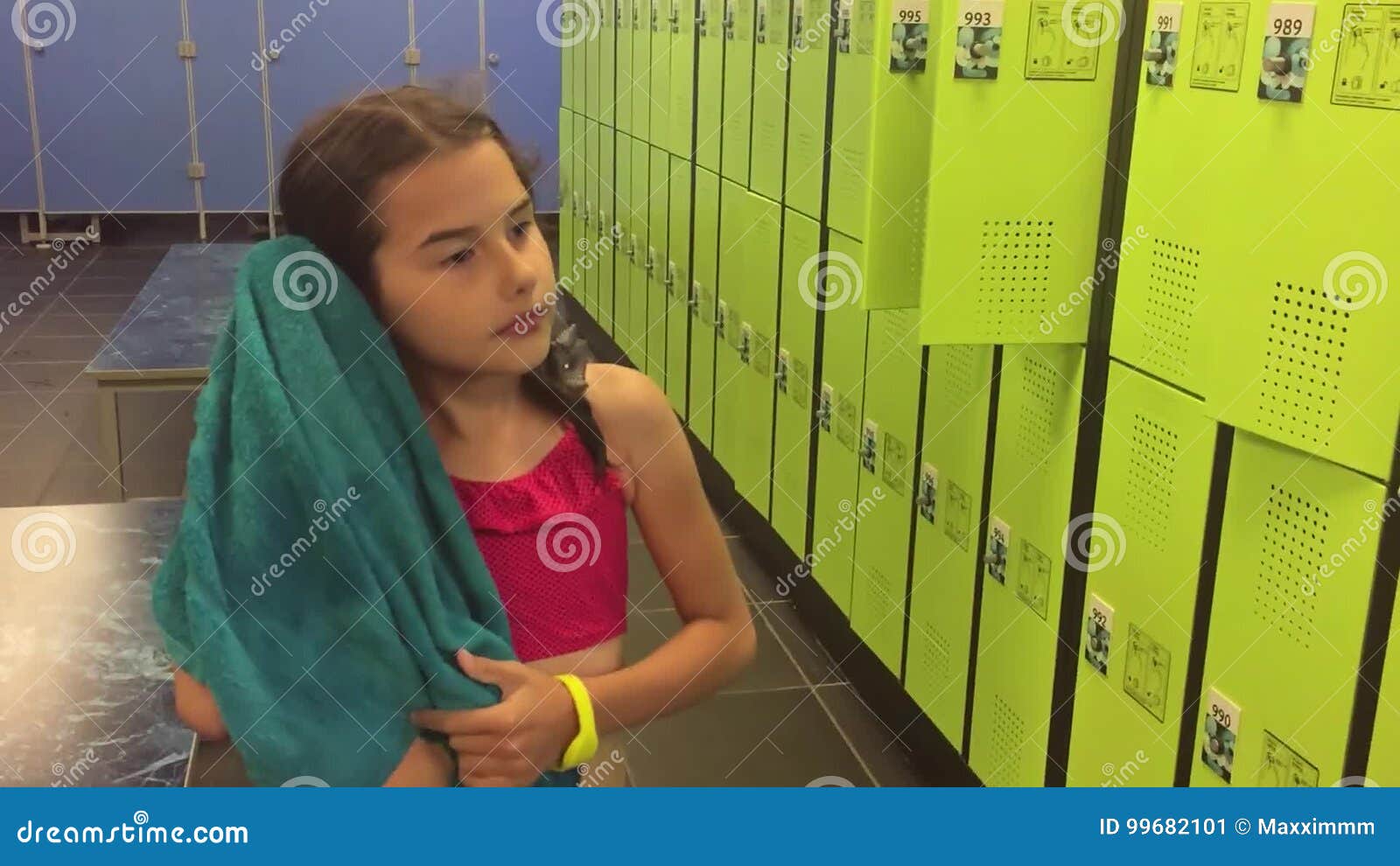 Teen girl in changing room, free pic gallery girls
