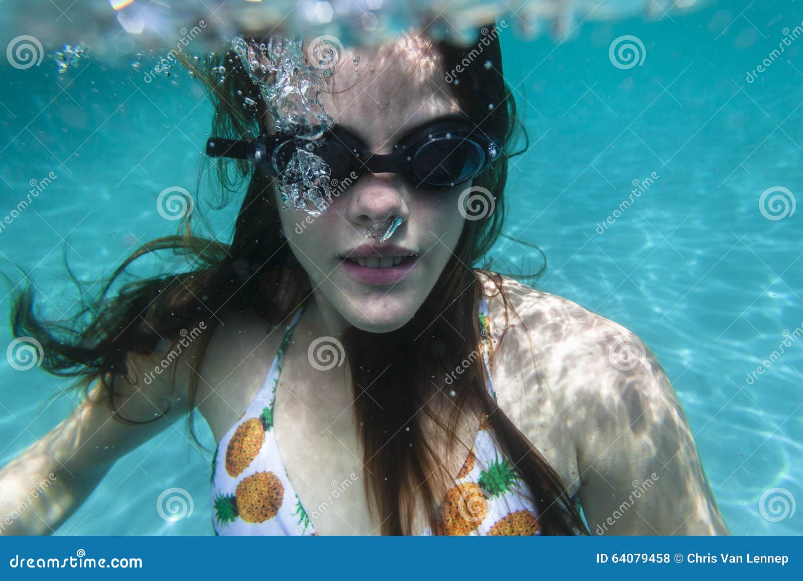 girls underwater Teen