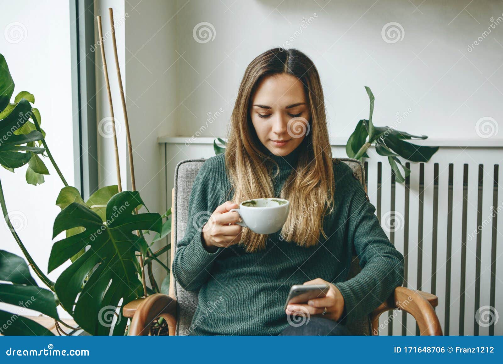 The girl uses a cell phone stock photo. Image of message - 171648706