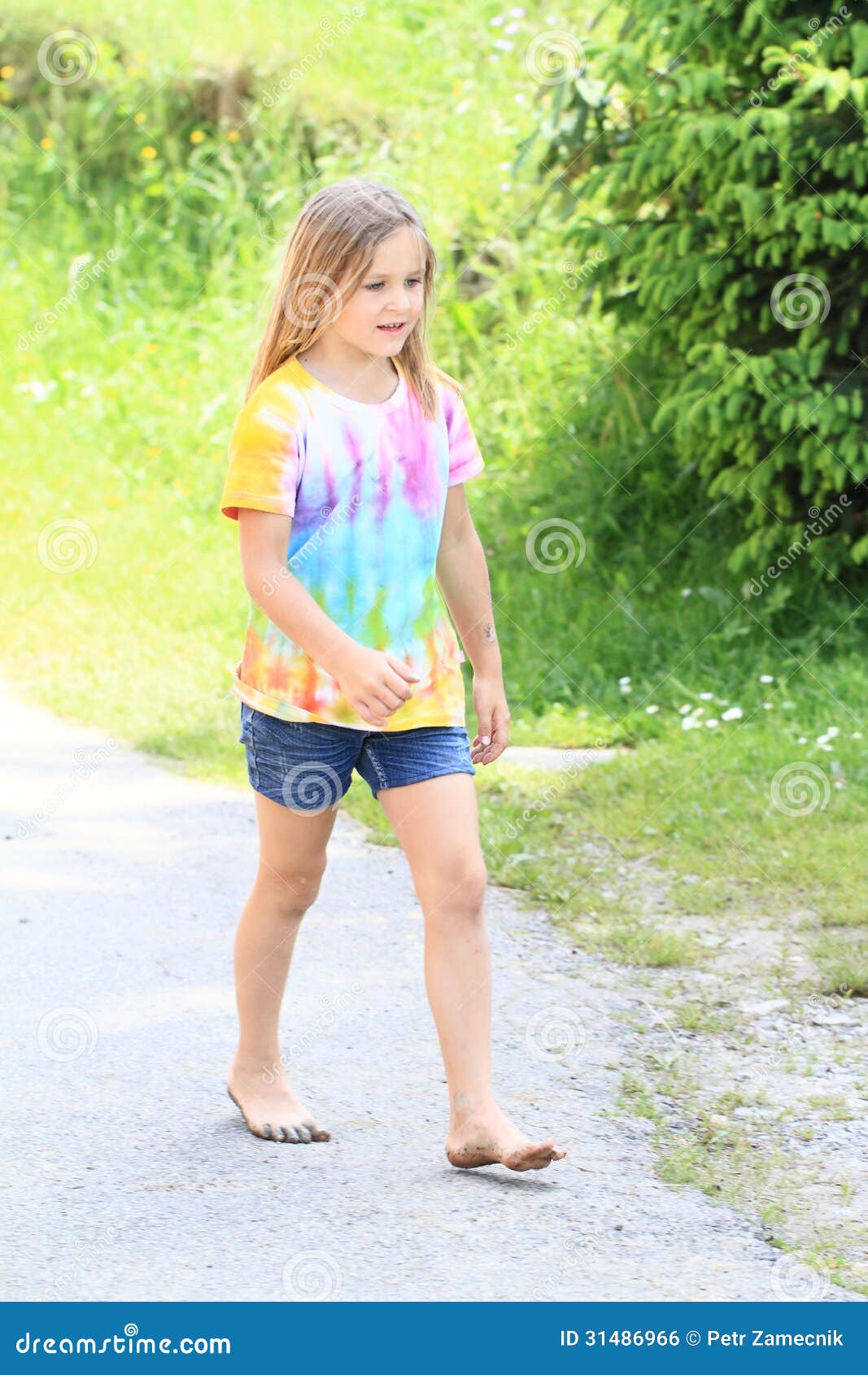 https://thumbs.dreamstime.com/z/girl-walking-barefoot-little-colorful-t-shirt-blue-shorts-grey-asphalt-street-31486966.jpg