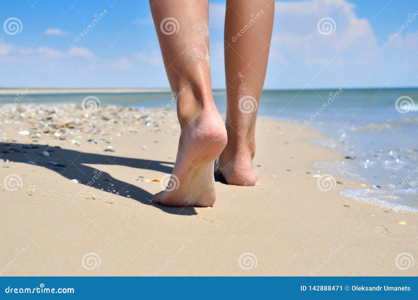 Girl Walking Barefoot On The Sand Of The Sea Beach Stock Image Image Of Bracelet Legs 142888471
