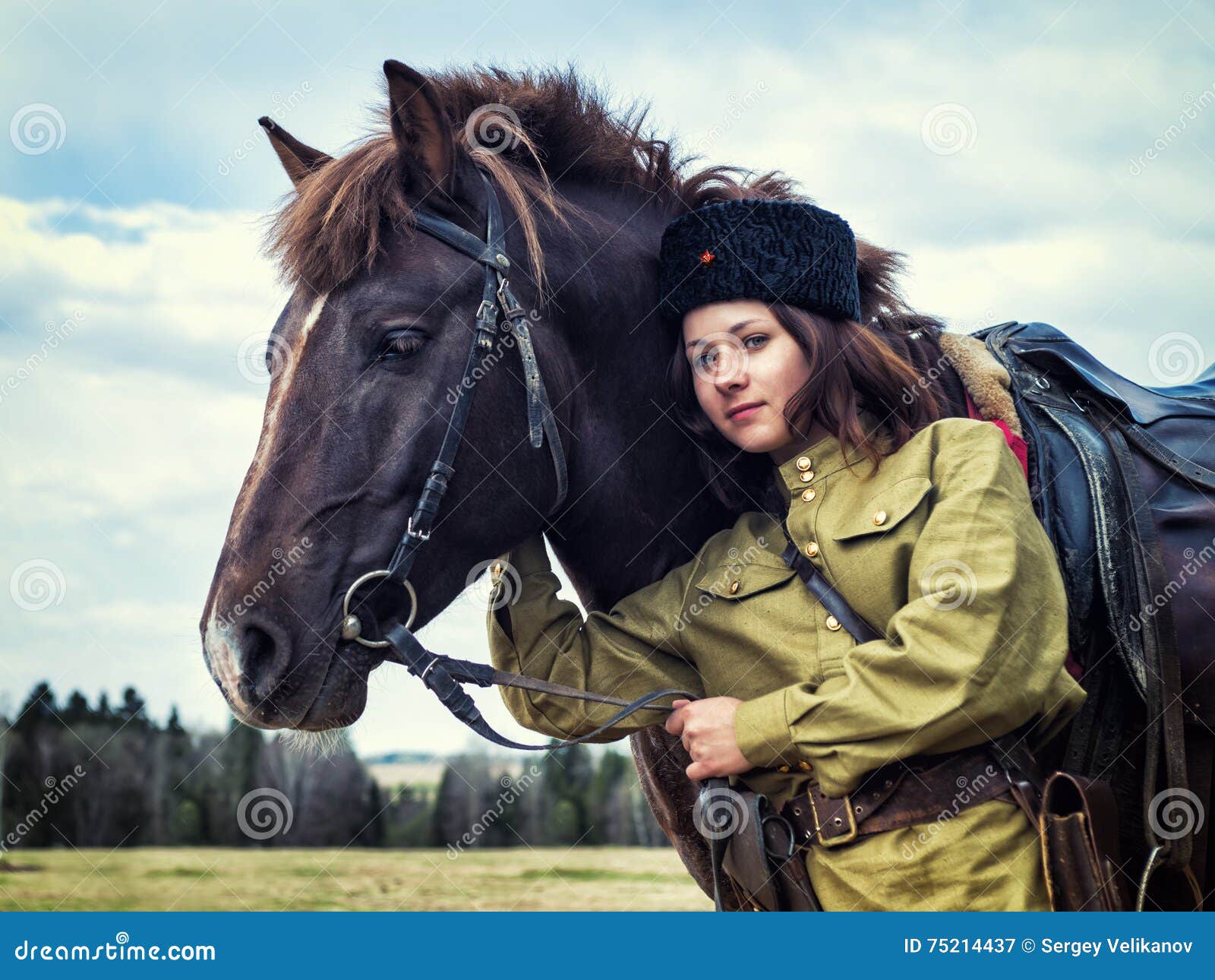 В форме на коне. Девушка в военной форме на лошади. Военный конь. Казачка на коне. Девушка с лошадью.