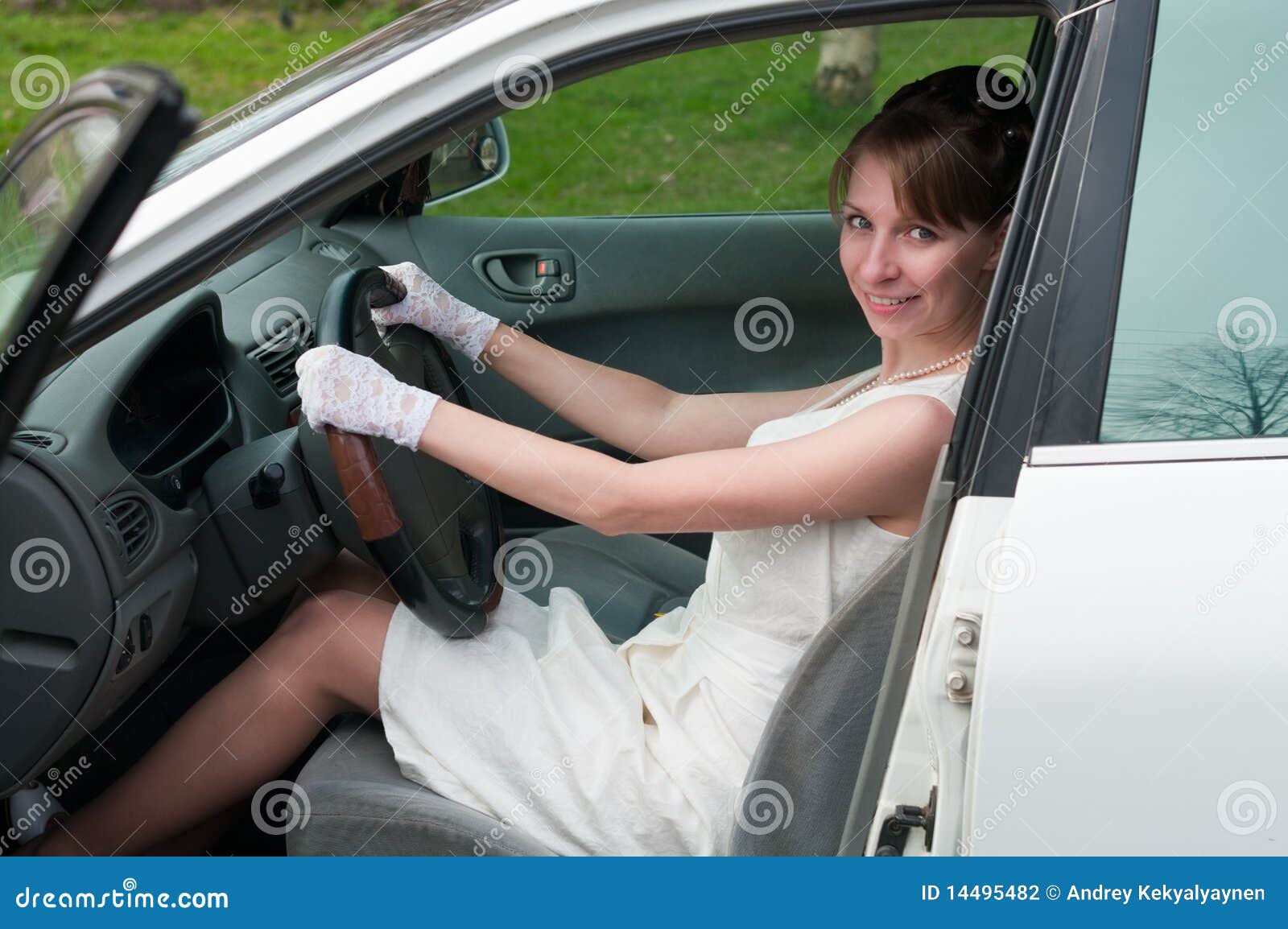 На пассажирском сидении автомобиля. Девушка водитель. Девушка в платье за рулем. Девушка на пассажирском сиденье автомобиля.