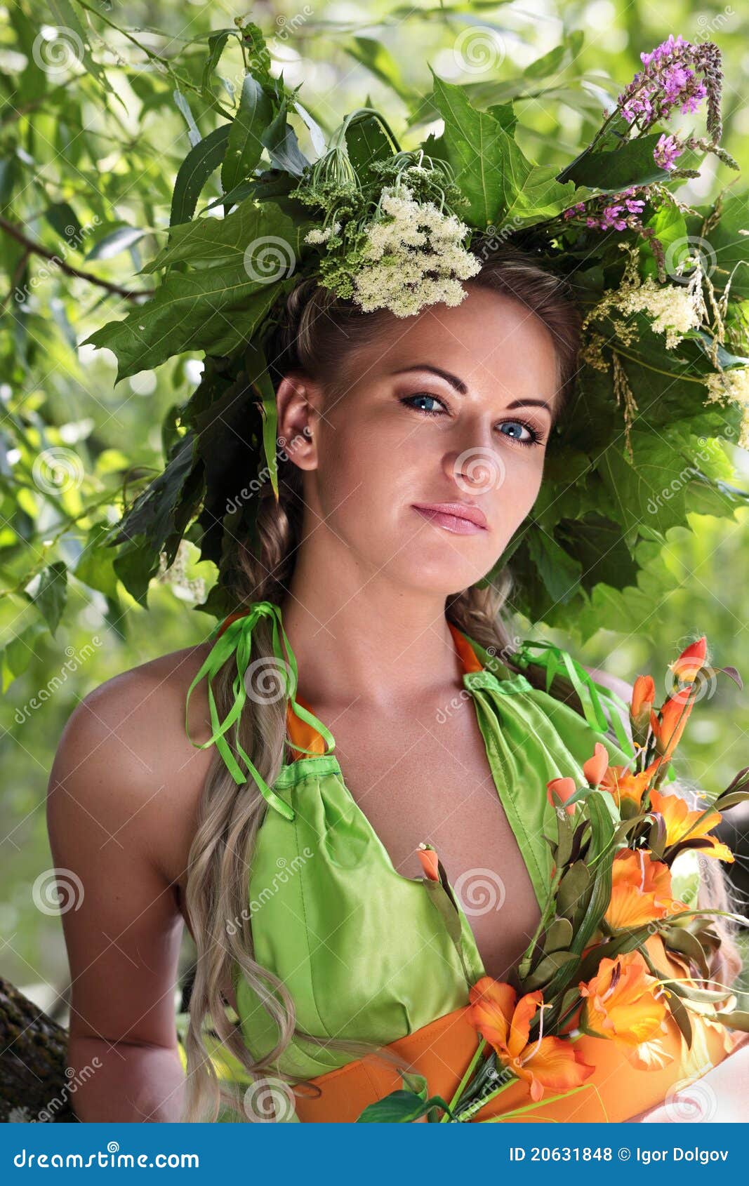 Girlandy dziewczyna. Tła baptystyczny dzień ubierająca kwiatów girlandy dziewczyny zieleni głowa John jego wakacyjny ivan kupala opuszczać portret w górę potomstw s