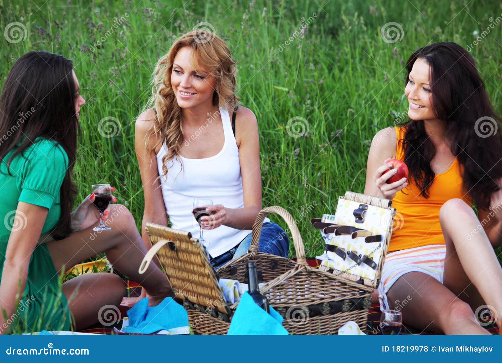 girlfriends on picnic