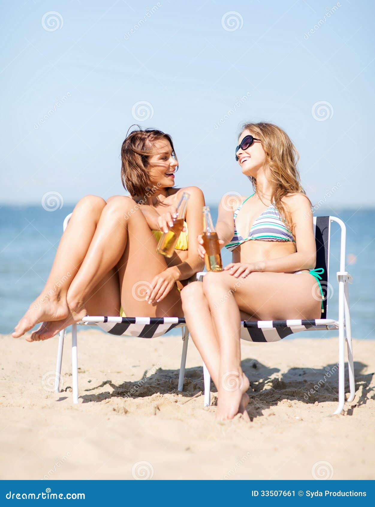 Две подружки в отпуске (34 фото)