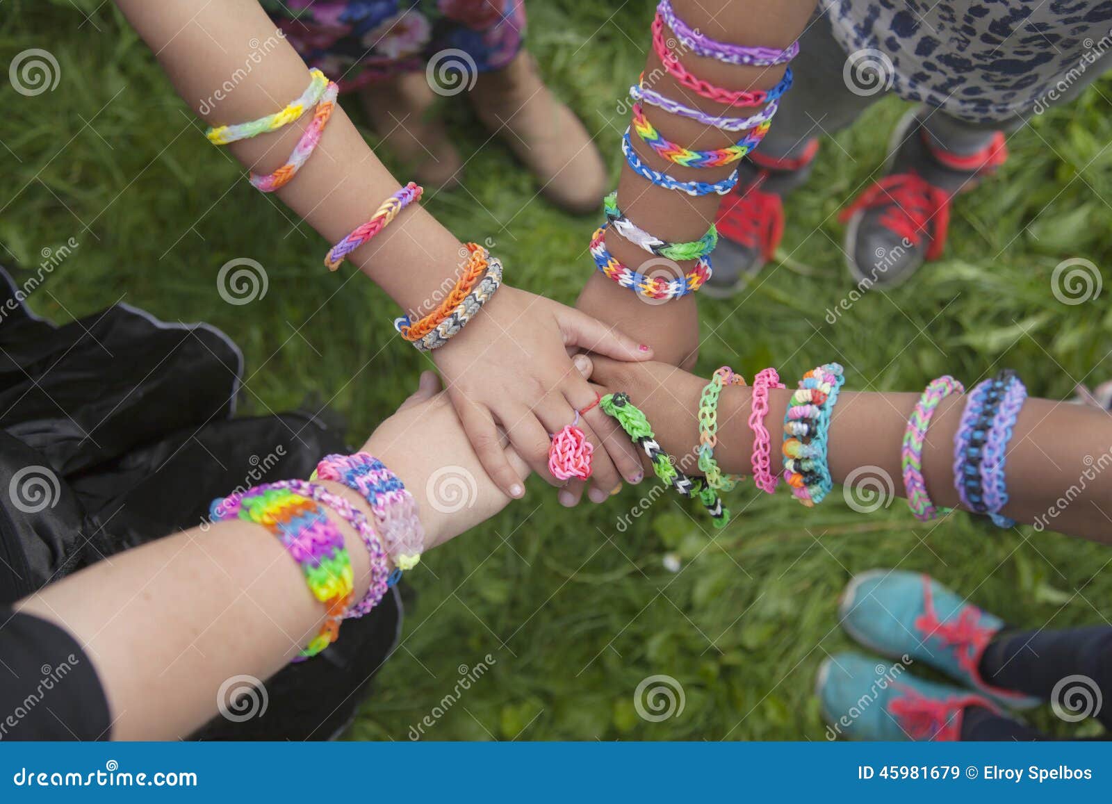 Make friendship bracelets kids hi-res stock photography and images - Alamy