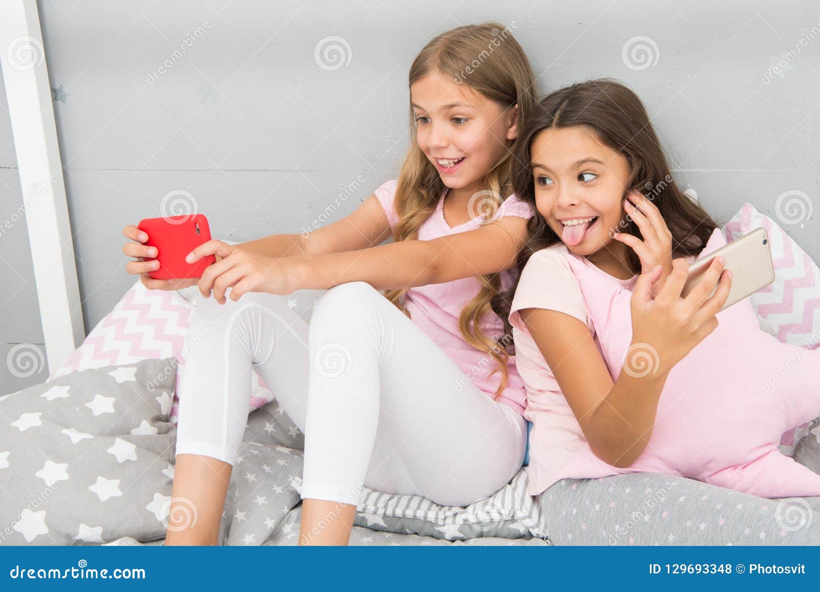 Girls Smartphone Little Bloggers. Online Entertainment. Explore Social ...