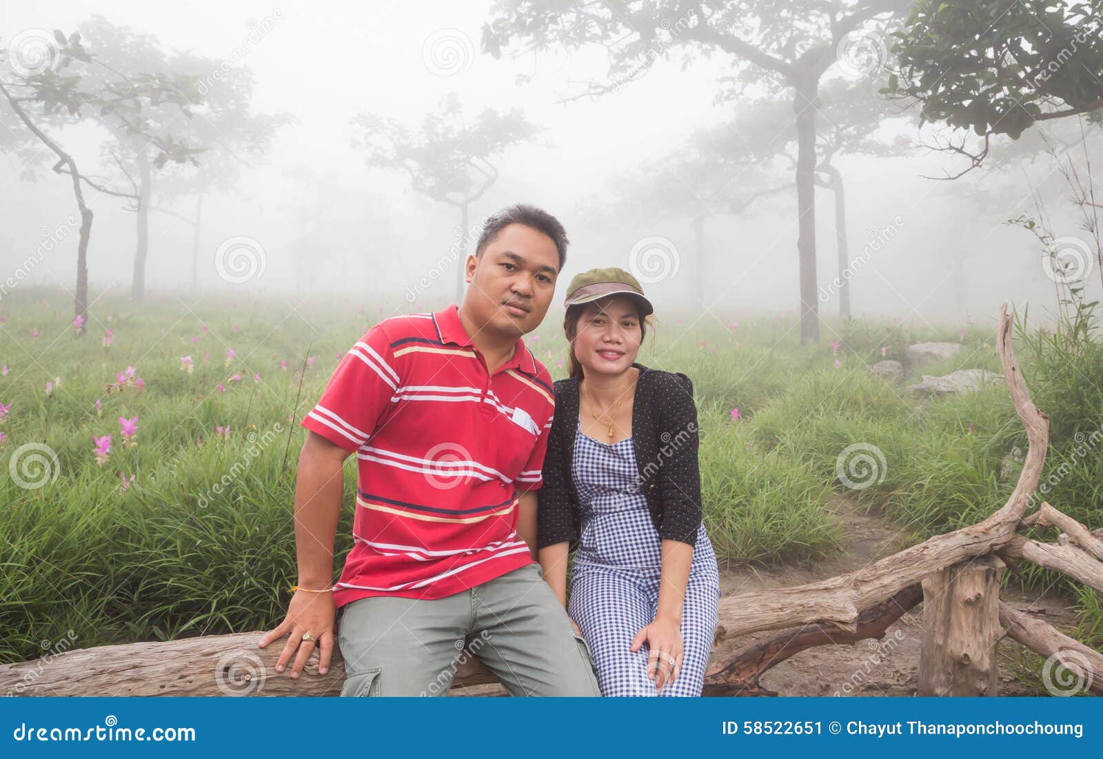 Giro. L'uomo e le donne si siedono sulla nebbia della montagna di mattina