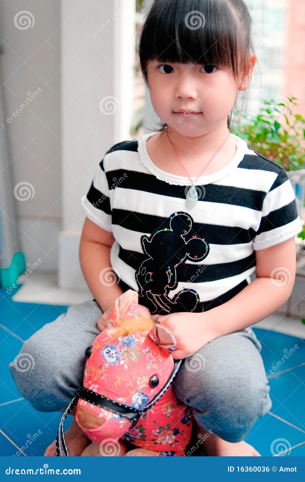 Giro Asiatico Del Bambino Il Cavallo Del Giocattolo Fotografia Stock ...