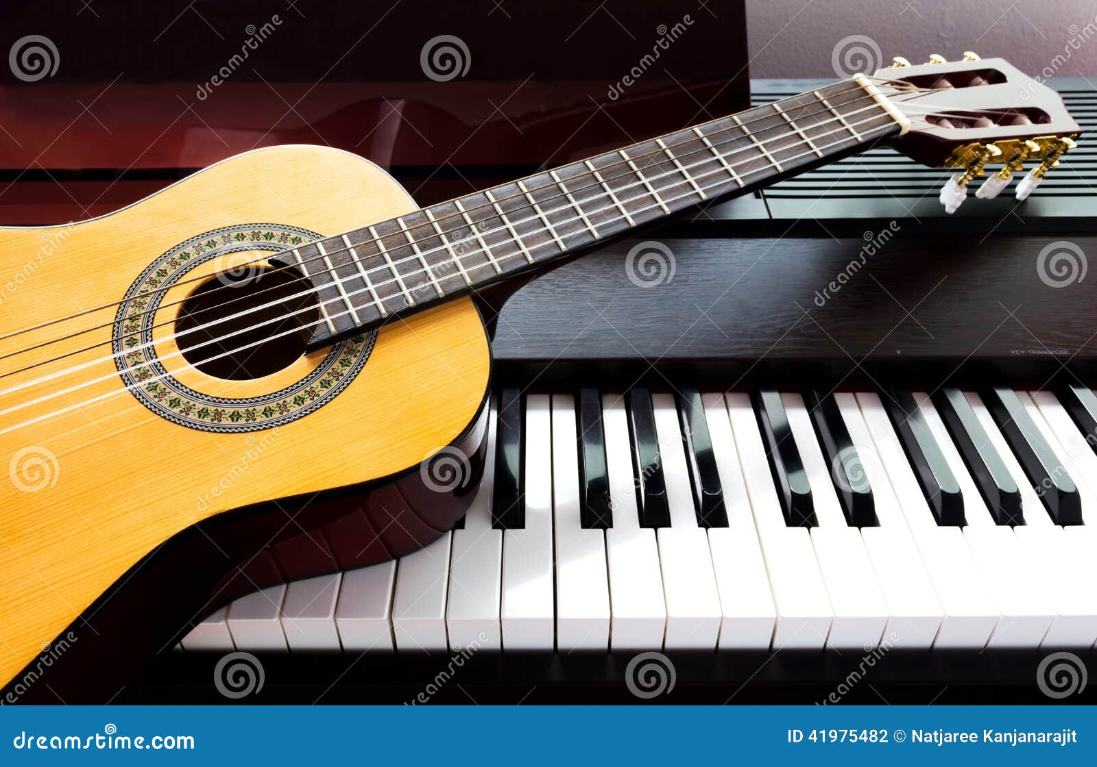 Gitaar en piano stock foto. Image of muzikaal, zwart 41975482