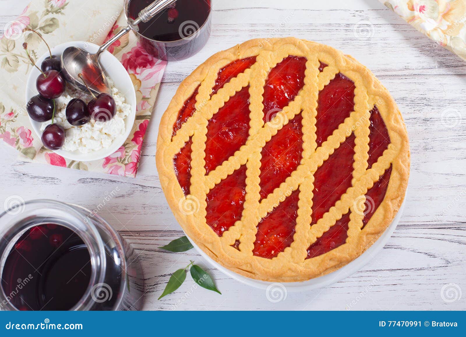 Gittertorte Mit Dem Kirschkompottlicht Rustikal Stockbild - Bild von ...