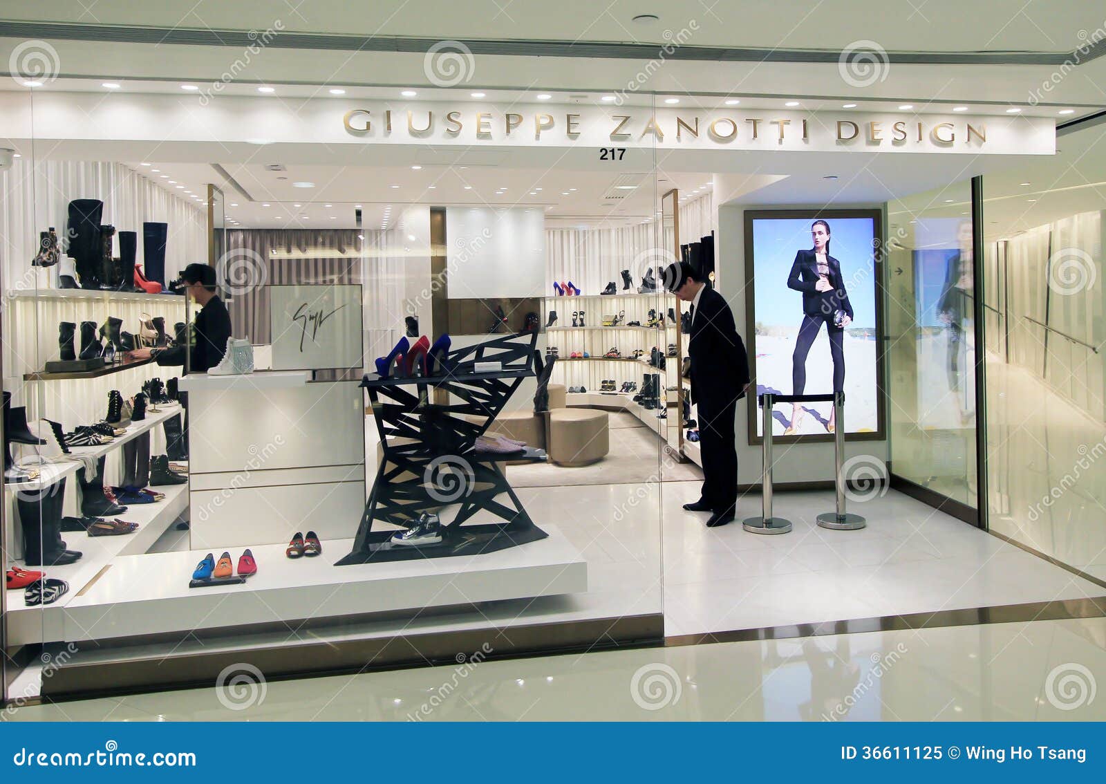 trone Begge faldskærm Giuseppe Zanotti Design Shop in Hong Kong Editorial Image - Image of  retailer, shoes: 36611125