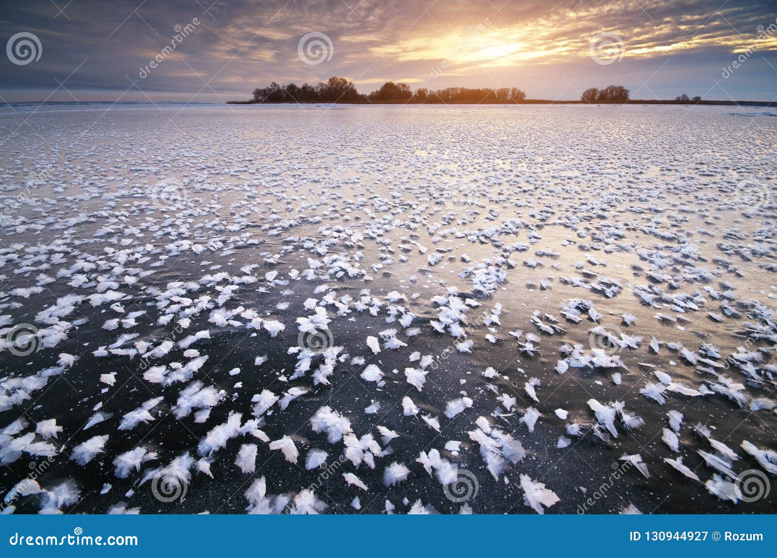 Givre Sur La Glace Congelée Image stock Image du horizon, magnifique 130944927