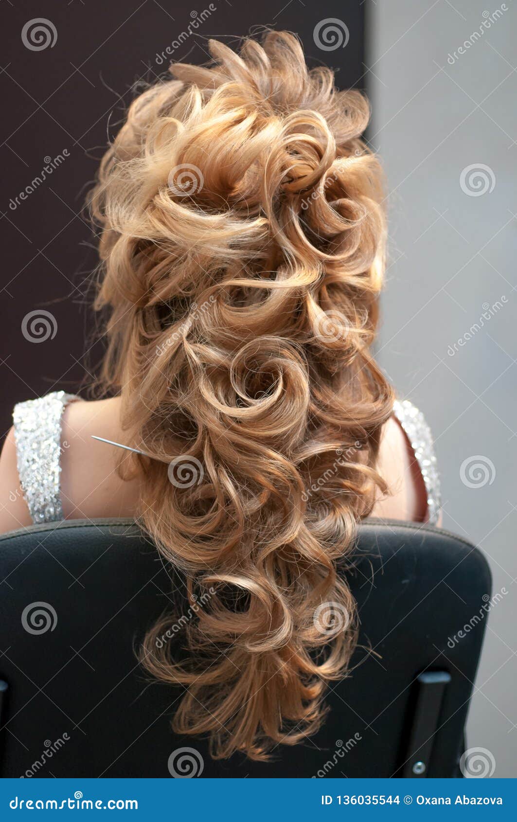 Glättung Von Frisur Auf Einem Vorbildlichen Mädchen Mit Dem Langen Blonden  Haar Redaktionelles Stockbild - Bild von kaskade, frisuren: 136035544