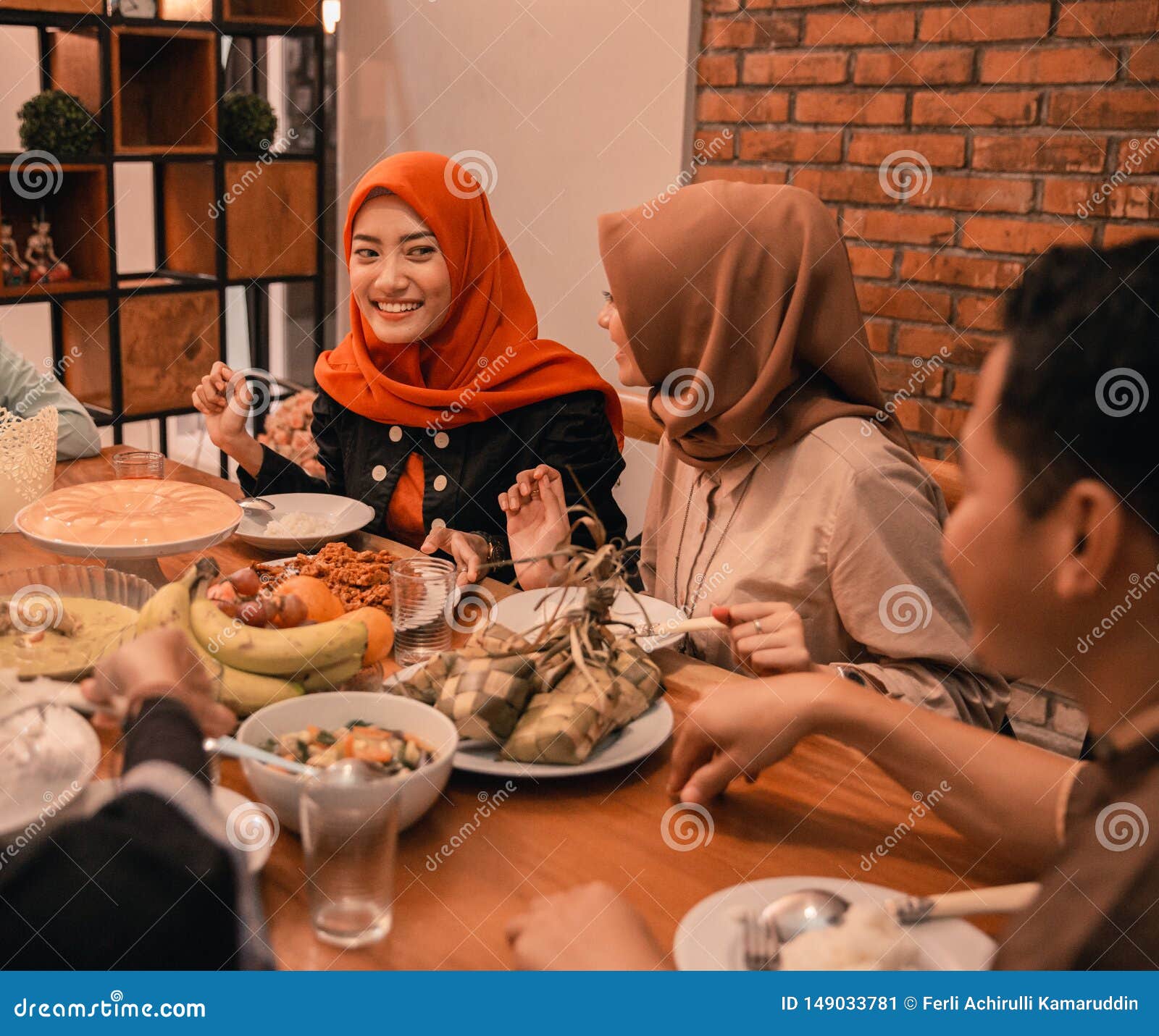 Gluck Von Hijrah Familie Wann Das Essen Iftar Zusammen Geniessen Sie Stockbild Bild Von Essen Geniessen