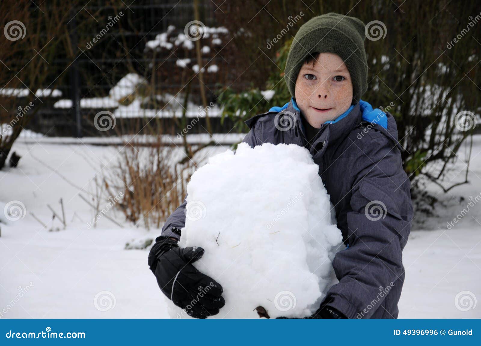 Life is cold. Мальчик в снегу. Мальчишка в снегу. Мальчик зимой показывает класс. Снег для мальчик катасия.