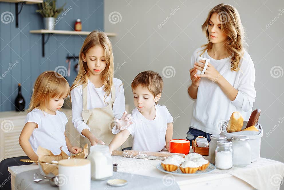 Glückliche Familie in Der Küche Mutter Und Ihre Netten Kinder Kochen ...