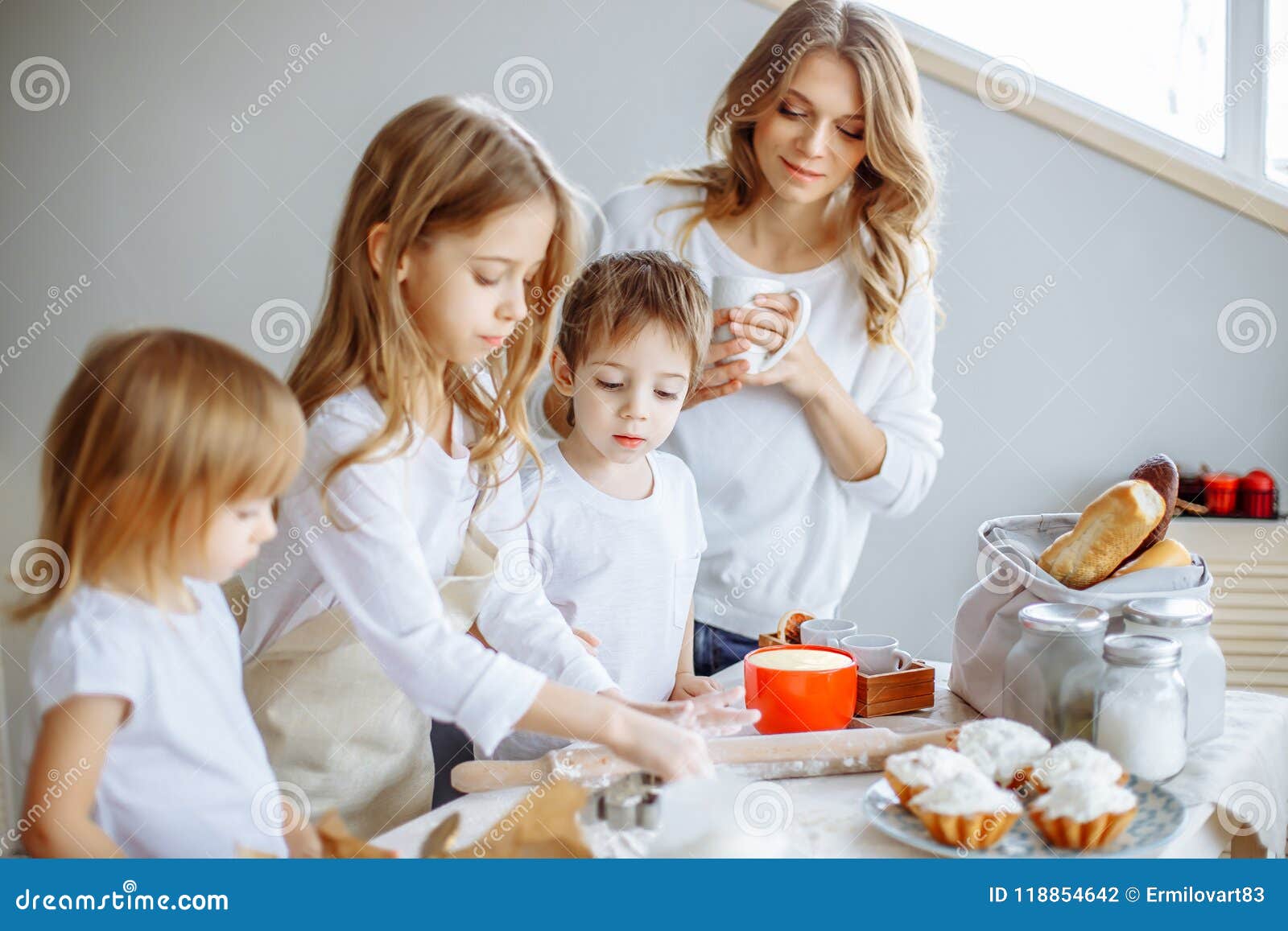 Glückliche Familie in Der Küche Mutter Und Ihre Netten Kinder Kochen ...