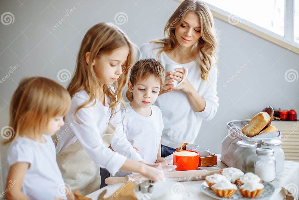 Glückliche Familie in Der Küche Mutter Und Ihre Netten Kinder Kochen ...