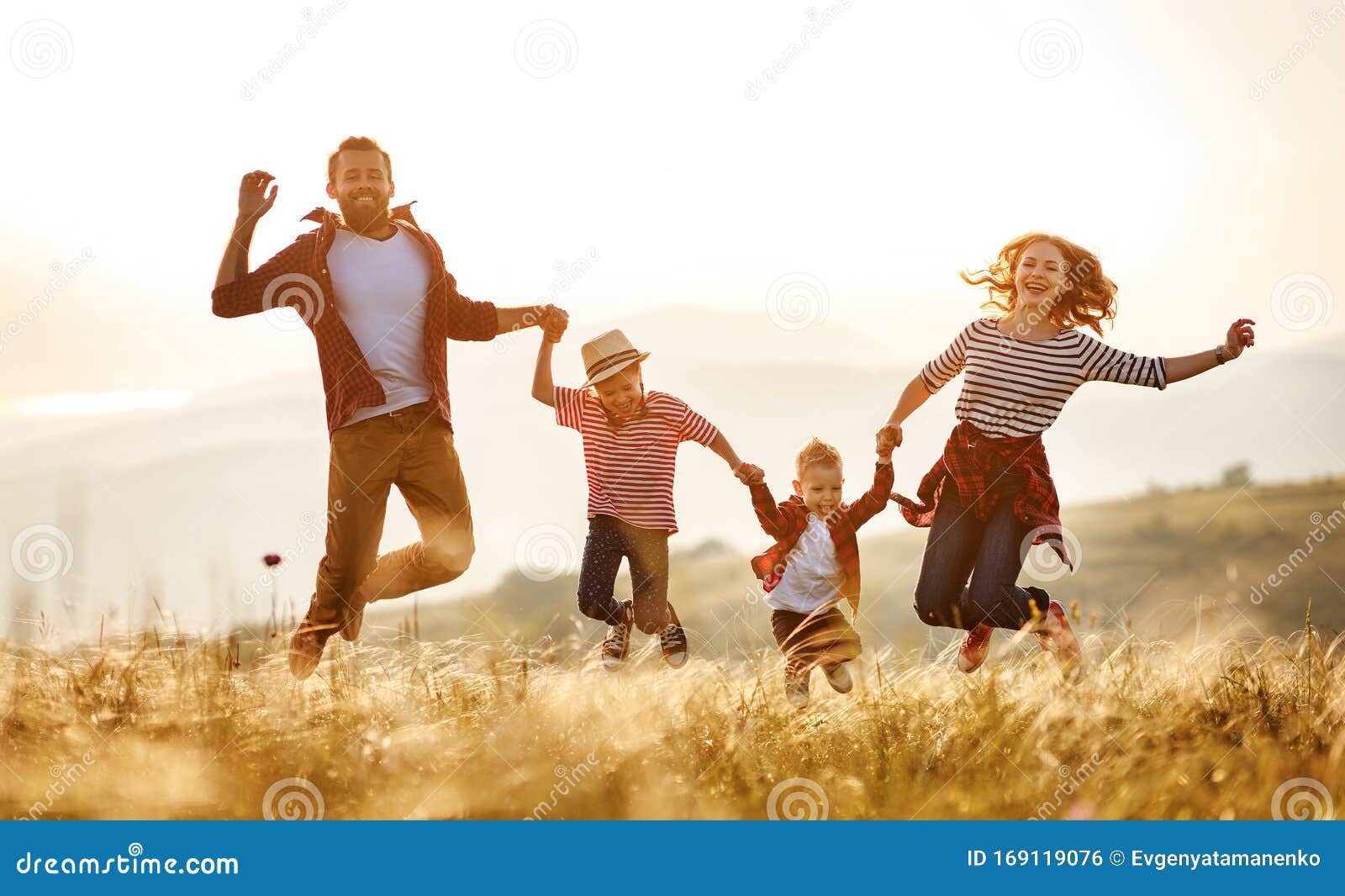 Gluckliche Familie Mutter Vater Kinder Sohn Und Tochter Die Bei Sonnenuntergang Springen Stockfoto Bild Von Gluckliche Springen