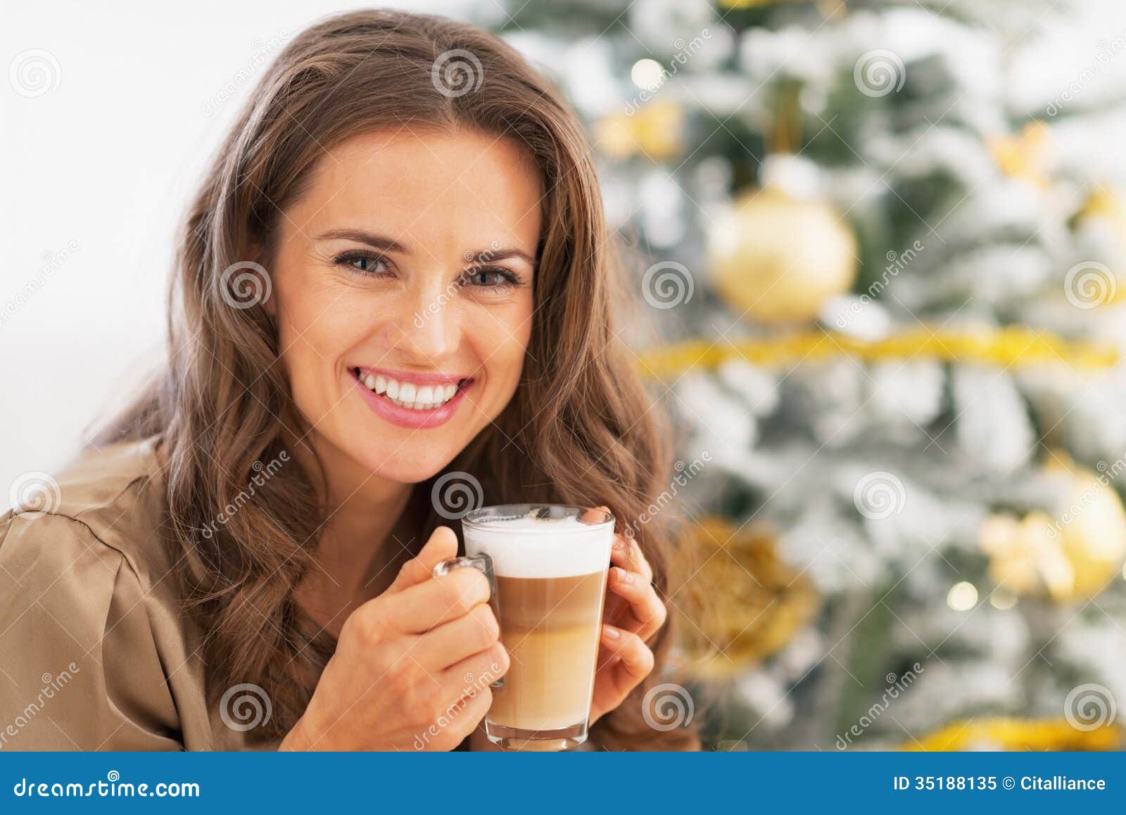 Glückliche Frau Mit Latte Macchiato Vor Weihnachtsbaum Stockbild - Bild ...