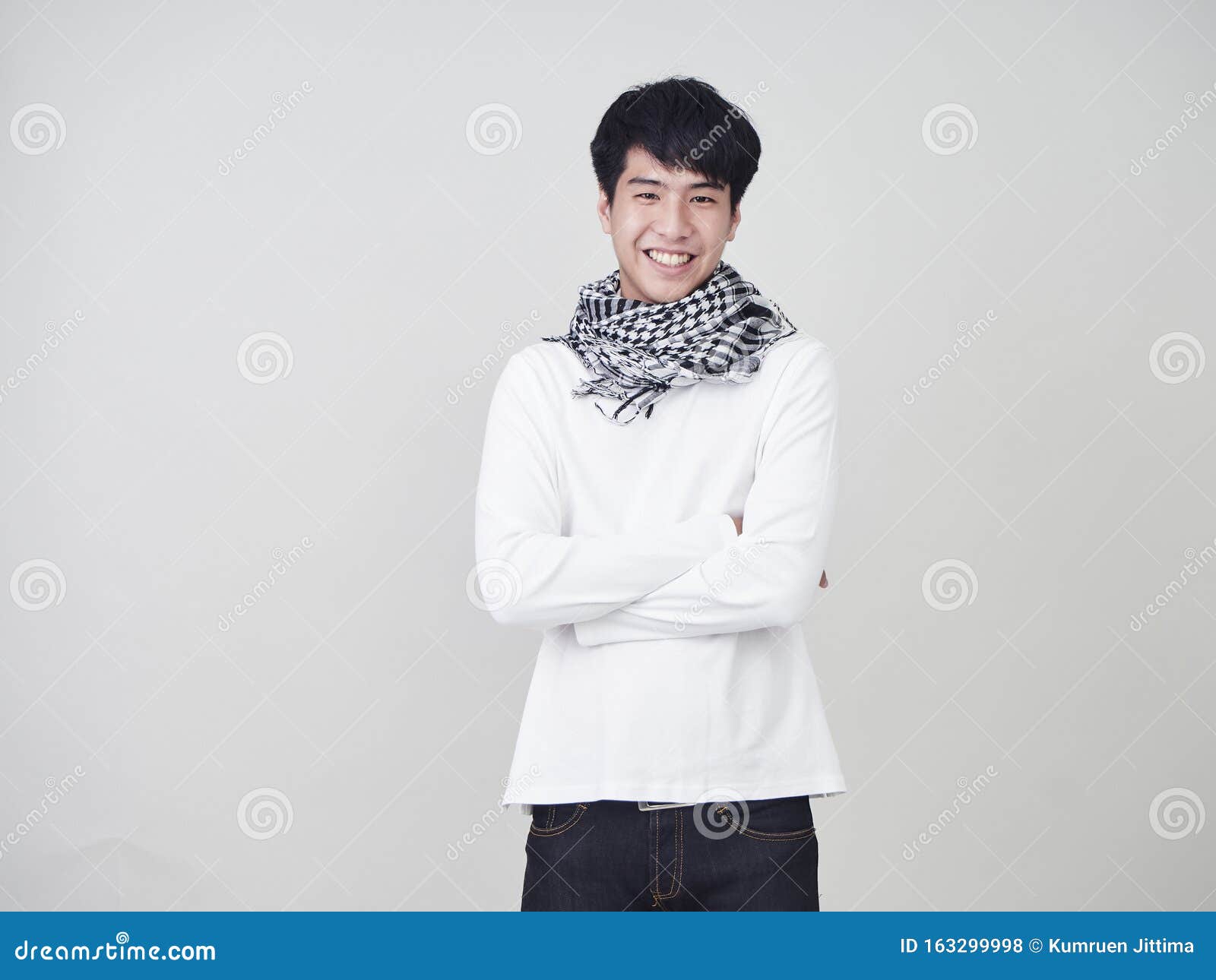 Gluckliche Junge Manner Tragen Schal Pullover Stockfoto Bild Von Gluckliche Schal