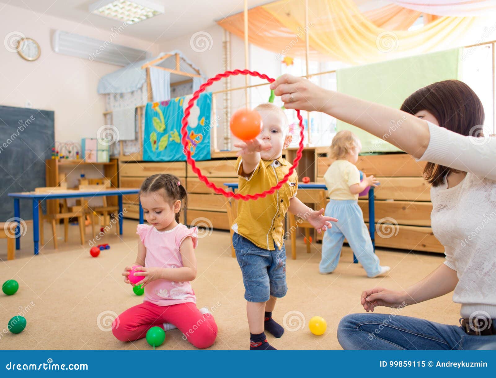 Gluckliche Kinder Die Mit Ball Und Ring Im Kindergarten Spielen Stockbild Bild Von Gluckliche Ball