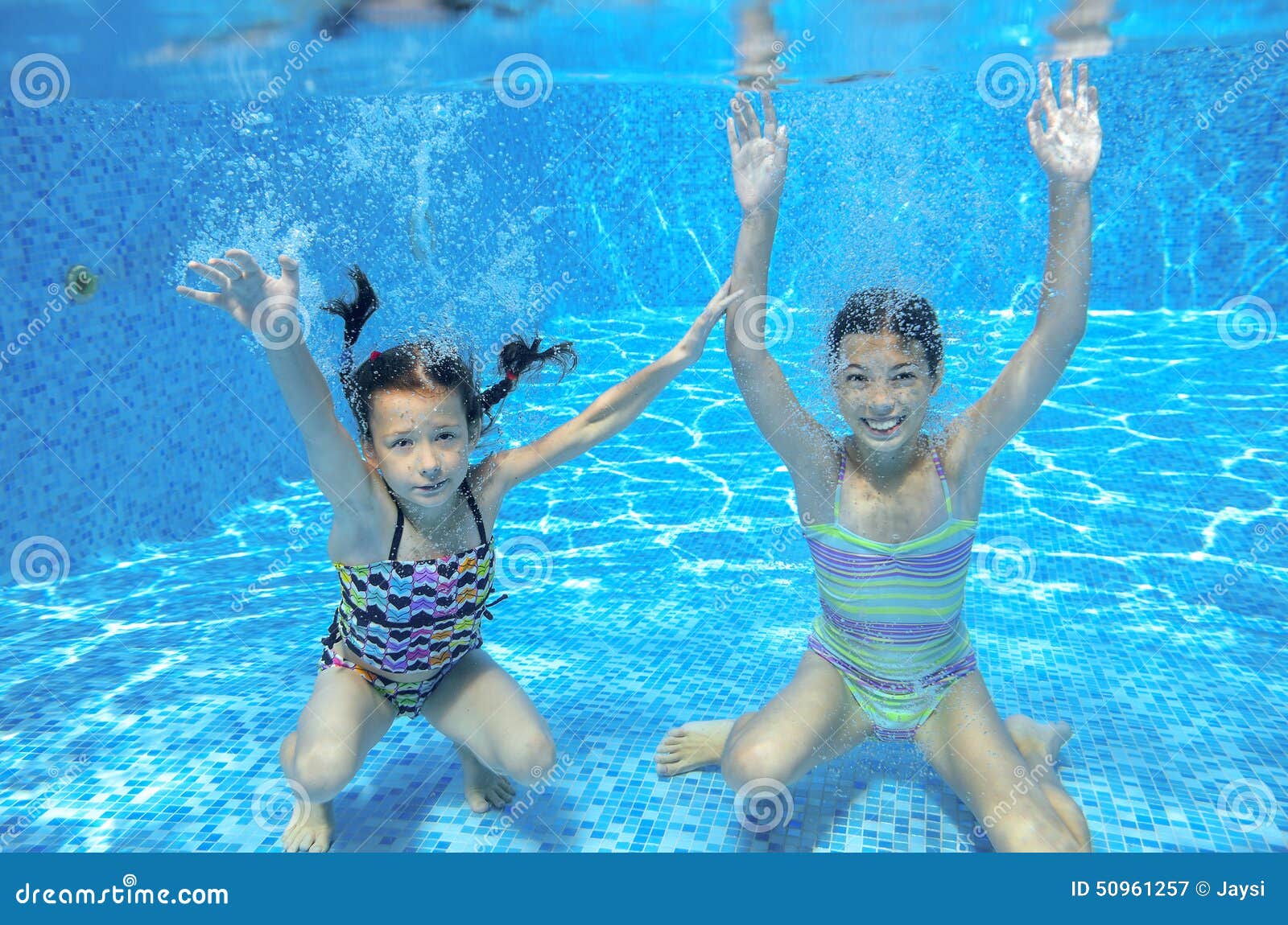 Glückliche Kinder Schwimmen Im Pool Unter Wasser, Die Schwimmenden Mädchen Stockbild - Bild von 