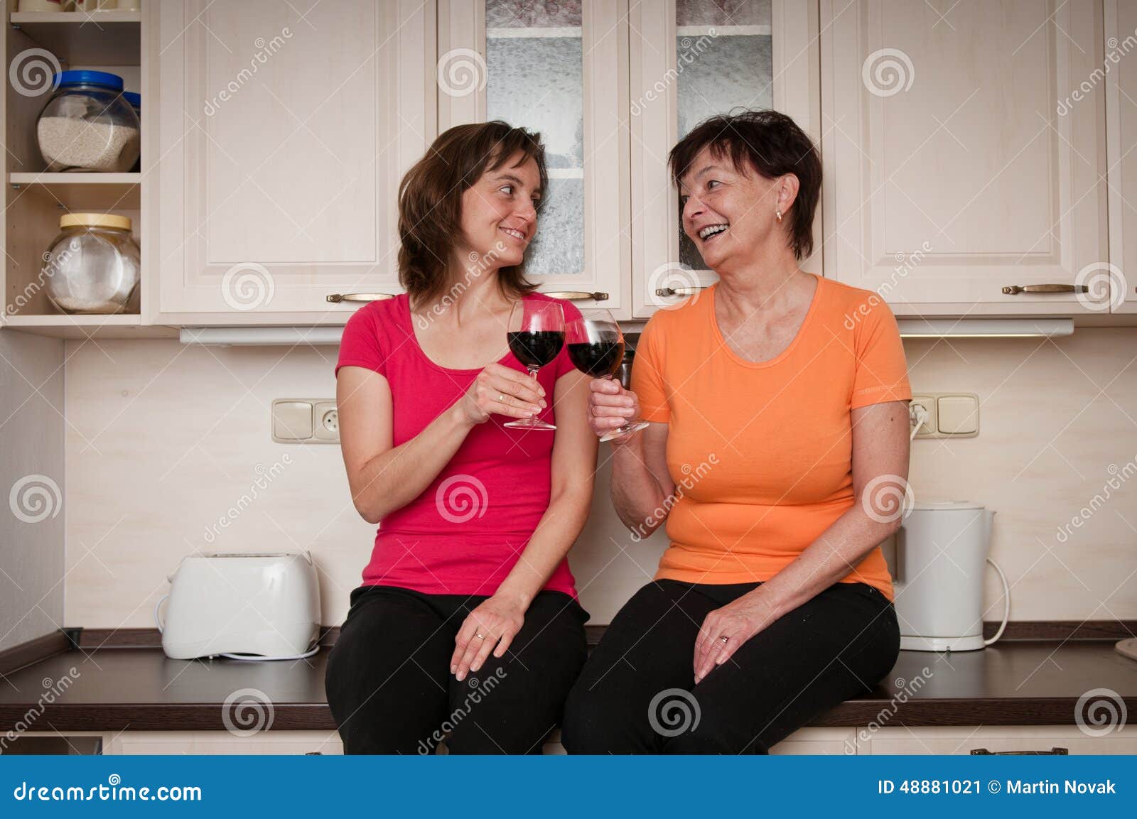 Грязные разговоры на кухне. Мама и дочь разговаривают на кухне. Мать выпивает с дочерью. Мама с дочкой пьют. Мама с дочкой вино.