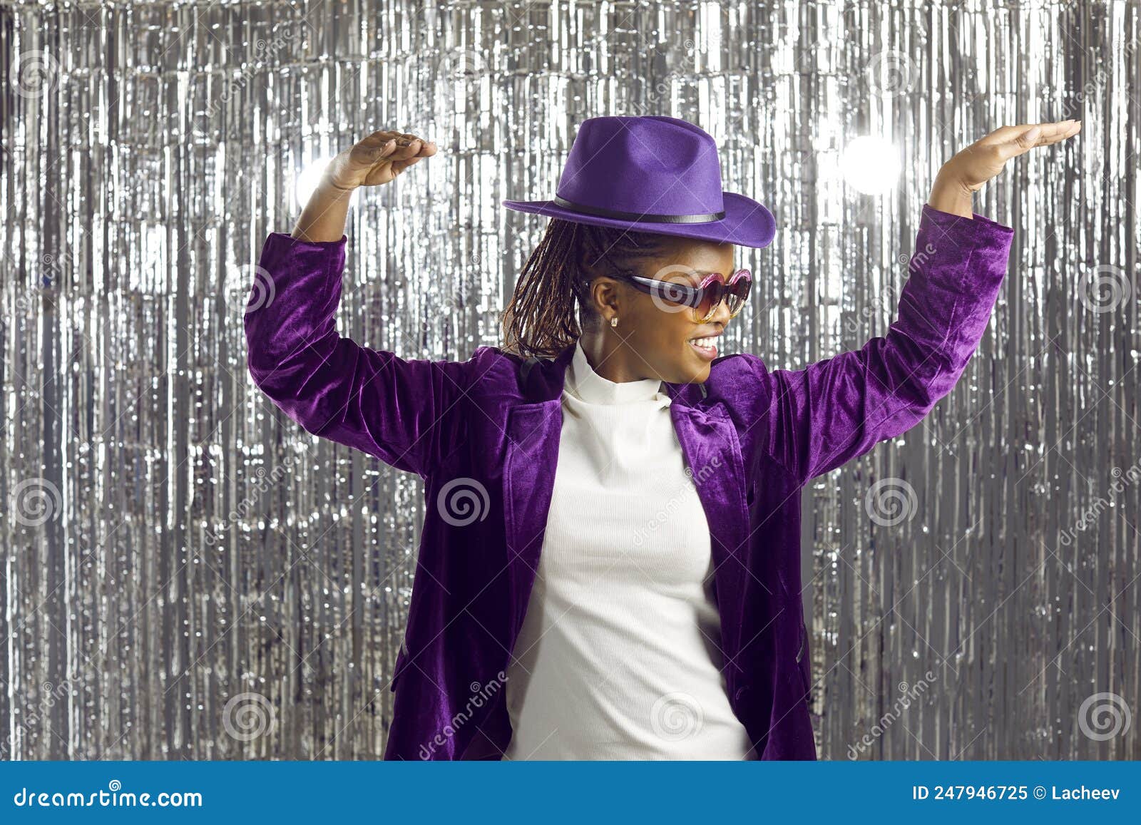 https://thumbs.dreamstime.com/z/gl%C3%BCckliche-schwarze-frau-einer-lila-hut-und-disco-brille-tanzen-spa%C3%9F-bei-party-haben-afrikanische-amerikanerin-die-auf-hat-247946725.jpg