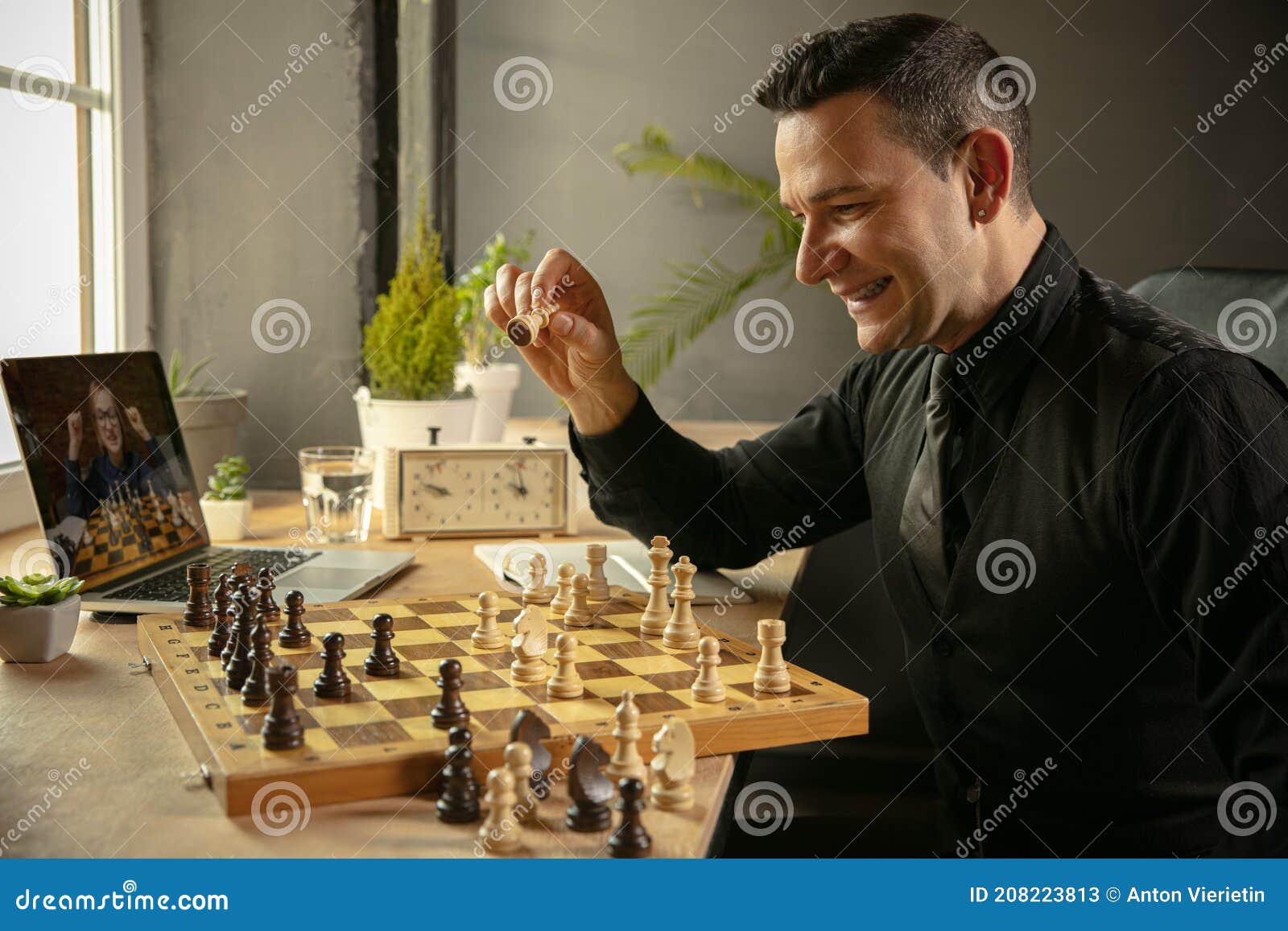 Glücklicher Kaukasischer Mannschachspieler, Der Online Schach Mithilfe Des Notebooks Spielt