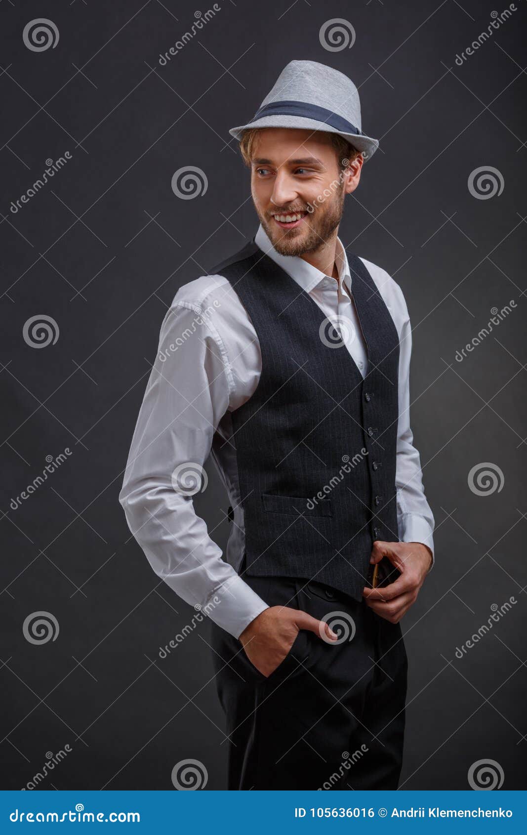 Glucklicher Kerl Im Anzug Mit Weste Und Hut Seitlich Aufwerfend Zuruck Schauen Und Glucklich Lacheln Stockfoto Bild Von Anzug Weste