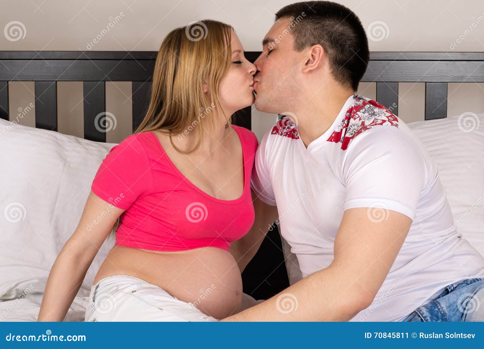 Дяденька тетенька целуются. Поцелуй беременной. Поцелуй в живот беременной. Целовашки с беременной.