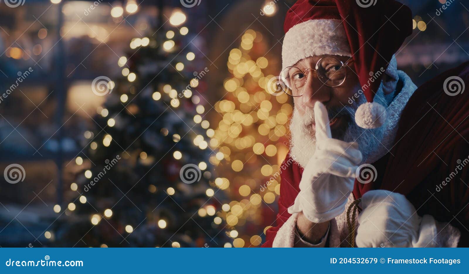 Glücklicher Weihnachtsmann, Der Friedlich Neben Weihnachtsbaum Geht Stockbild - Bild von kostüm 