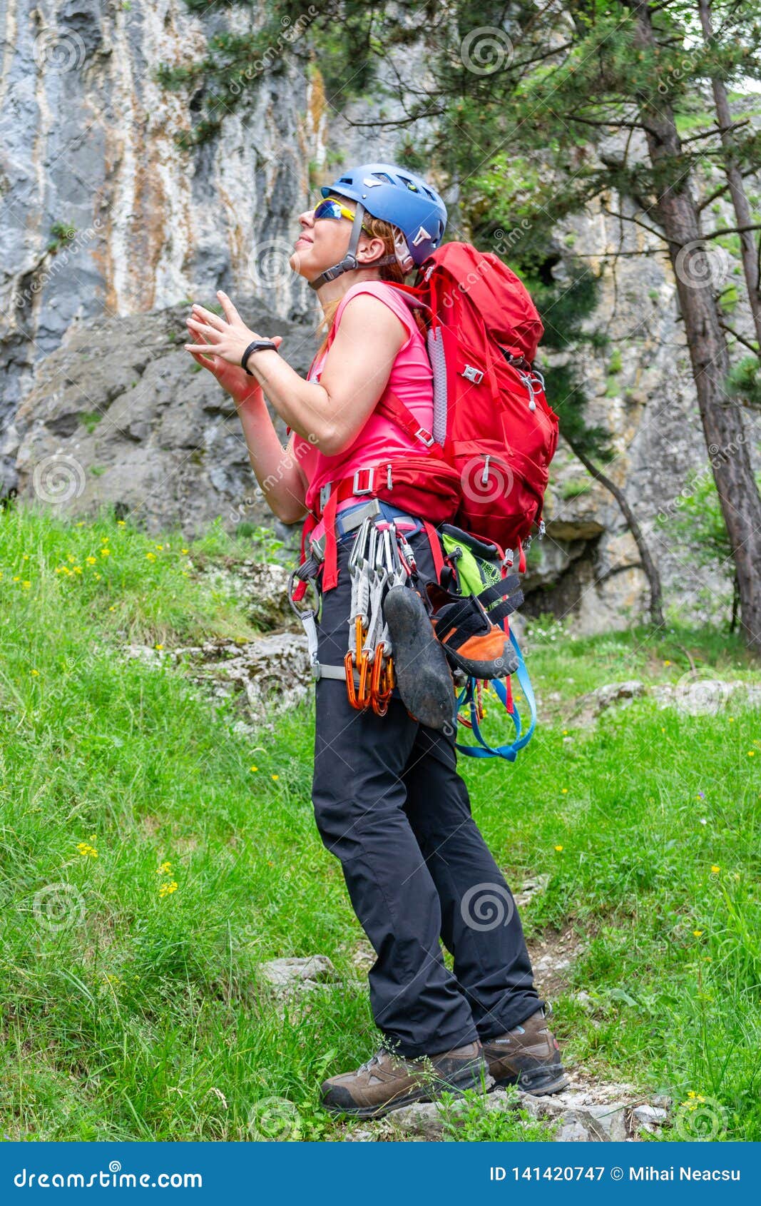 Glückliches Bergsteigermädchen Mit Einem Roten Rucksack, Quickdraws,  Kletternde Schuhe, Weissen Die Tasche, Die Zu Ihrem Geschirr Stockbild -  Bild von draussen, felsspitze: 141420747