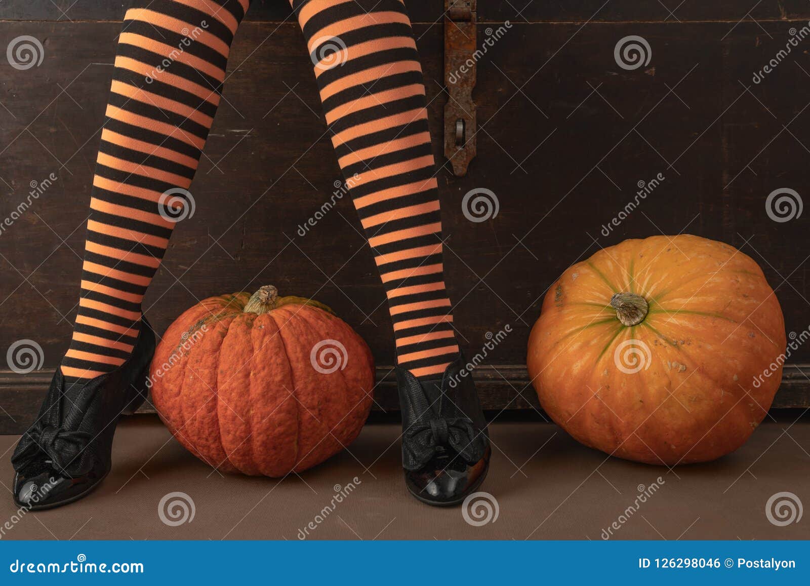 Glückliches Halloween! Weibliche Füße in Den Strümpfen Mit Einem Orange ...