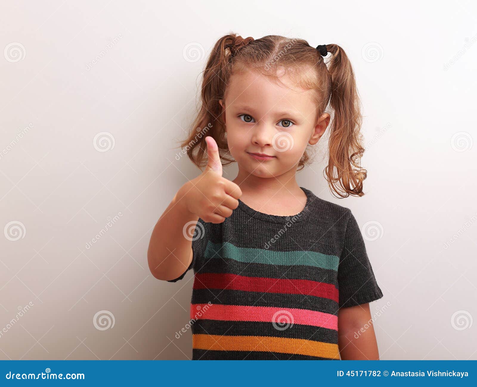 Покажи где девочка. Дети тычут пальцем в ребенка. Пальчик большой девочка. Маленькая девочка с хвостиками показывает кулак. Женщина с маленькми ребенком показывает класс.