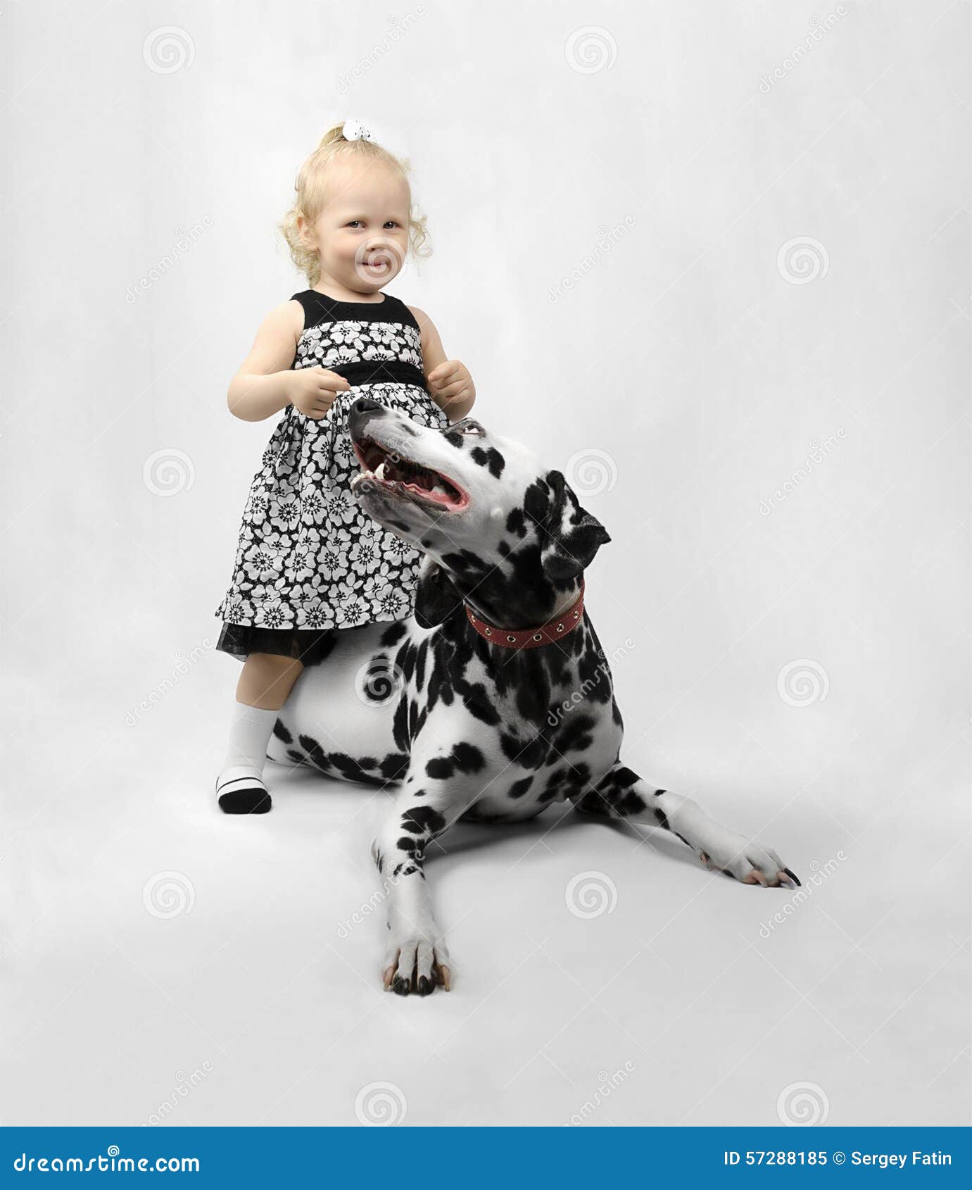 Gluckliches Kleines Madchen Mit Hund Stockbild Bild Von Leute Freude 57288185