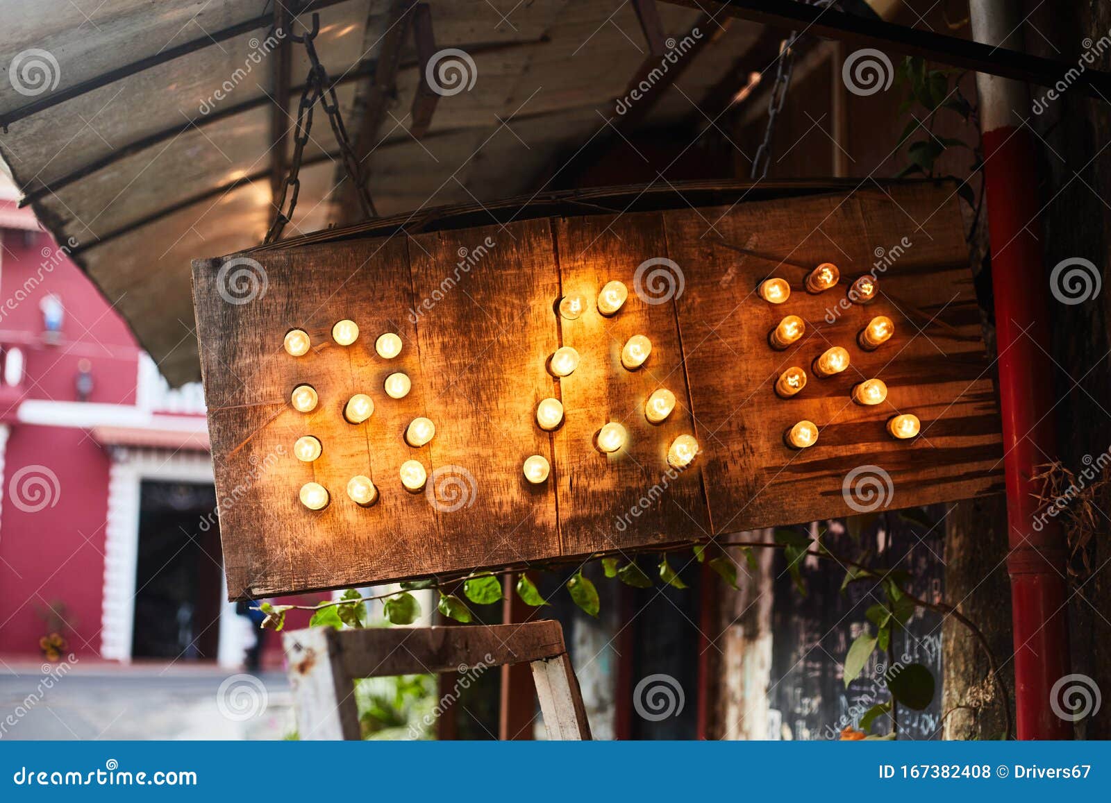 Glühbrille Aufschrift Neon Beleuchtet BAR Schild Auf Banner an Der  Ziegelwand Stockfoto - Bild von seilzug, kunst: 167382408