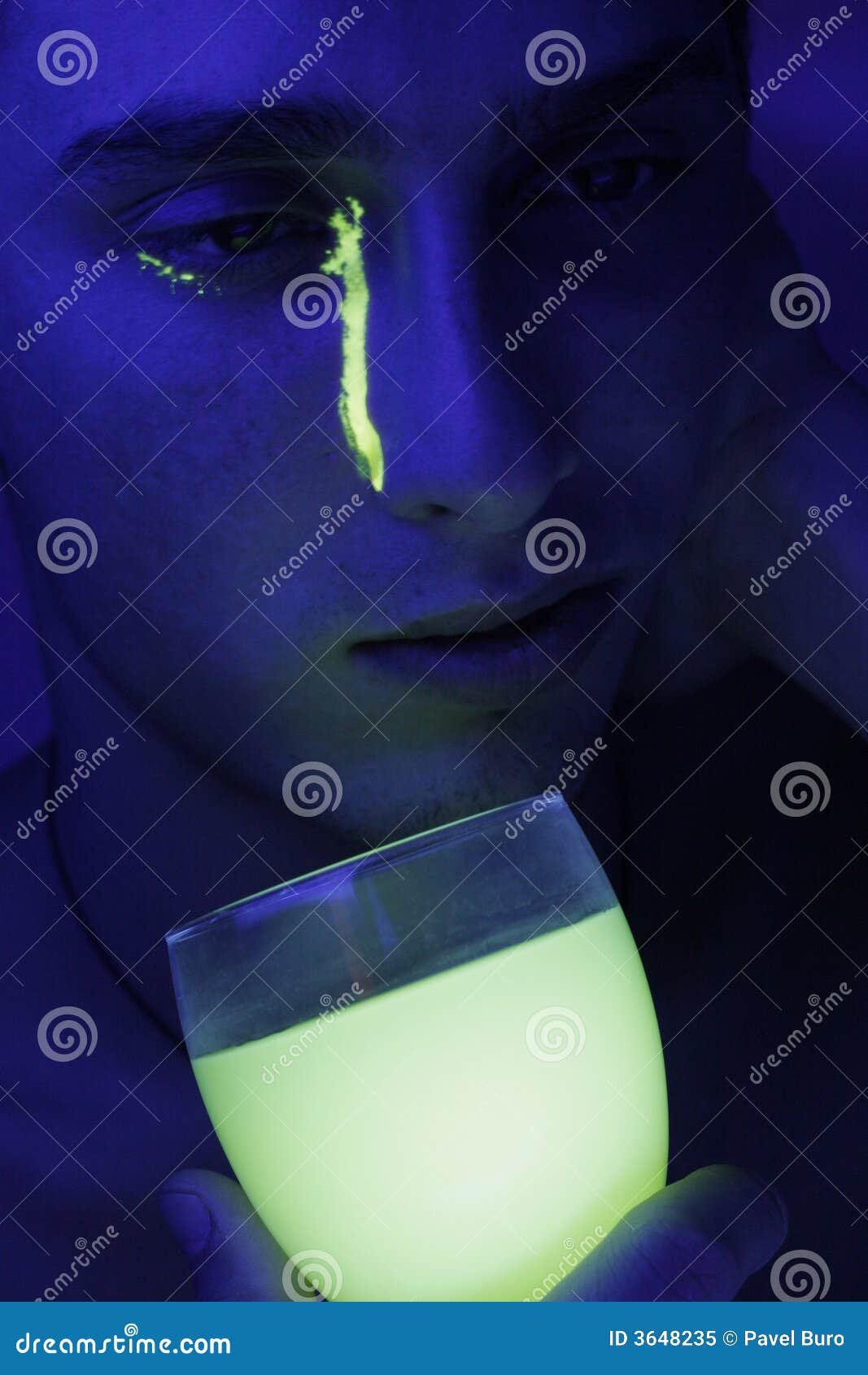 Jeune homme retenant la glace avec le liquide fluorescent