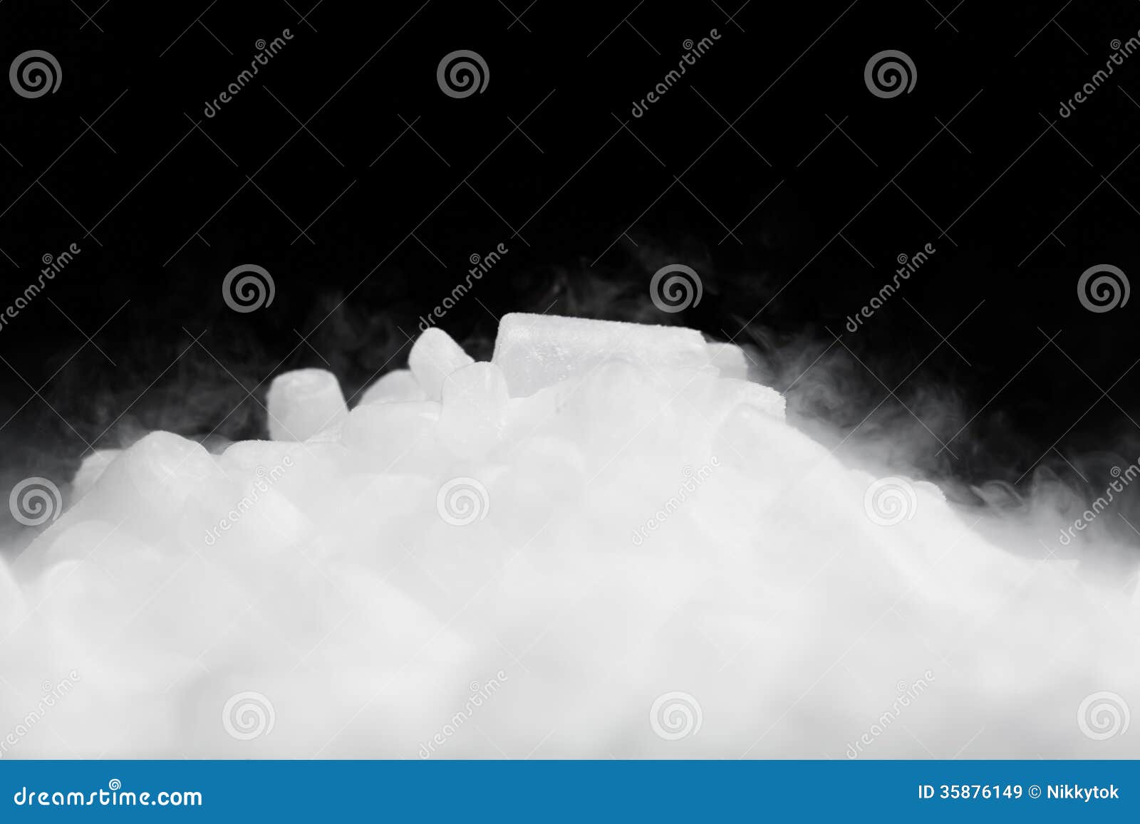 Glace Carbonique Avec De La Vapeur Image stock Image du glace, blanc